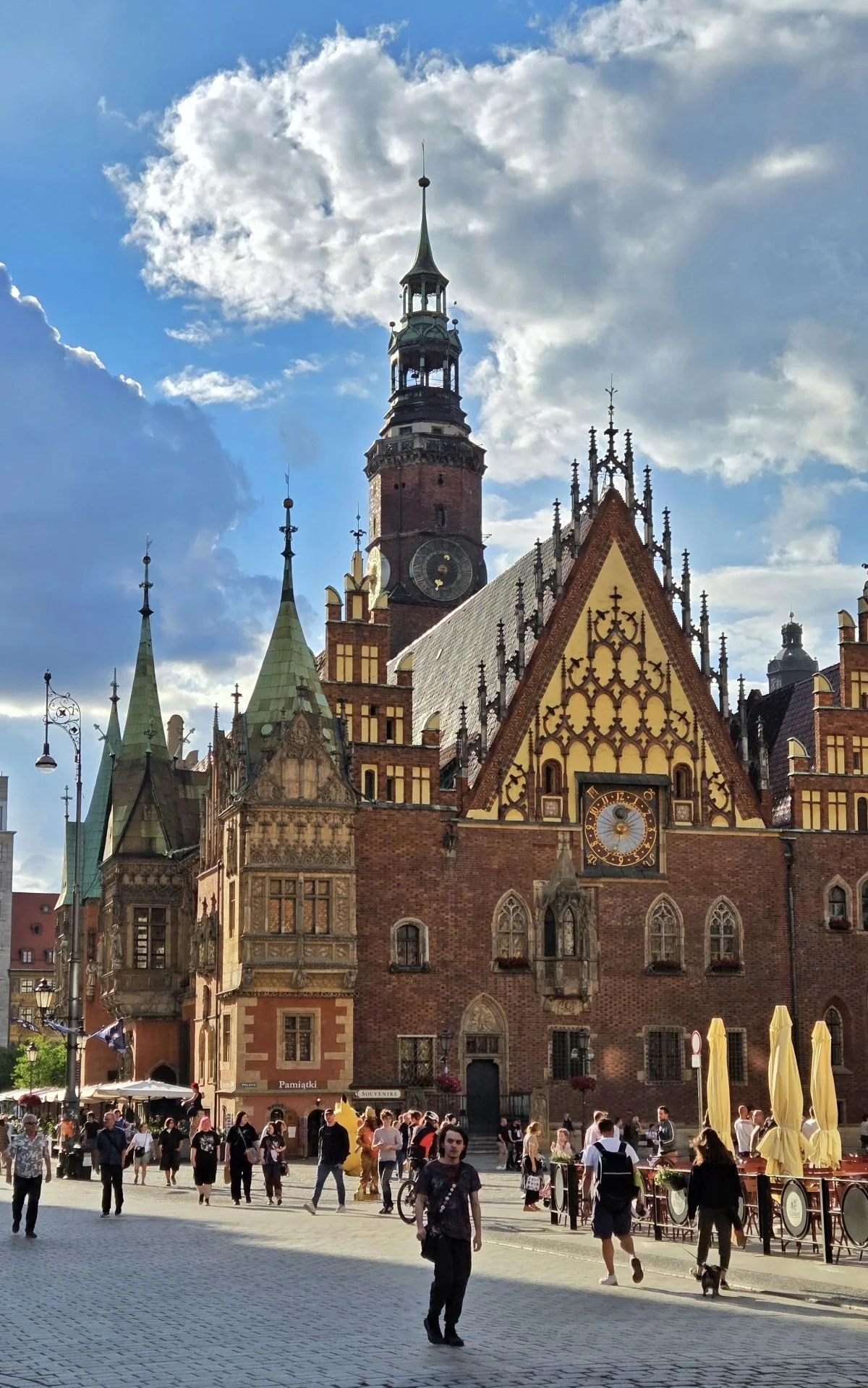 Das gotische Rathaus von Breslau in der Abendsonne - Reiseblog Polen