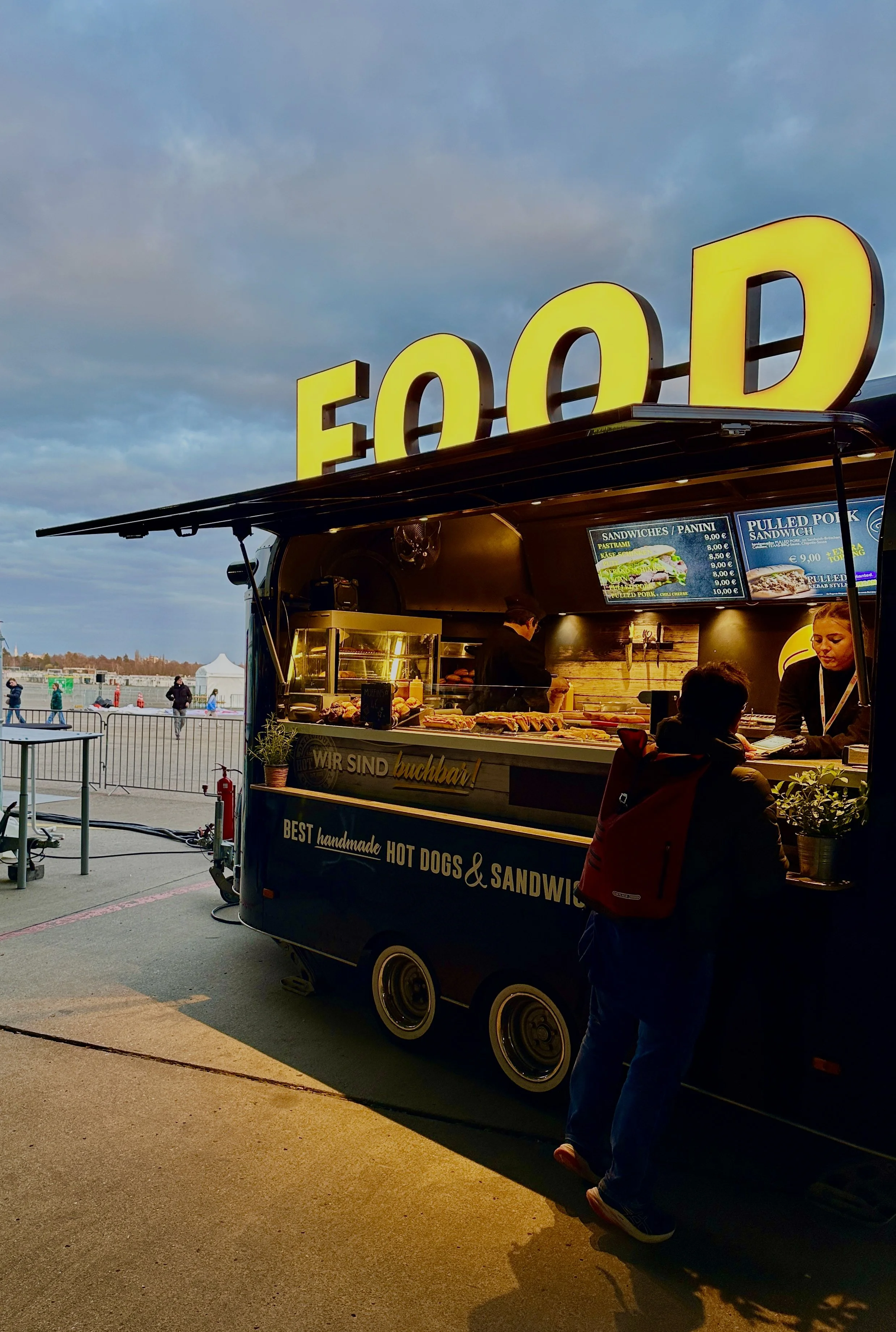 Ehrenamt für Senioren Berlin, Volunteer-Einsatz auf der EXÜPO Halbmarathon 2026, Foortruck im Dunkeln