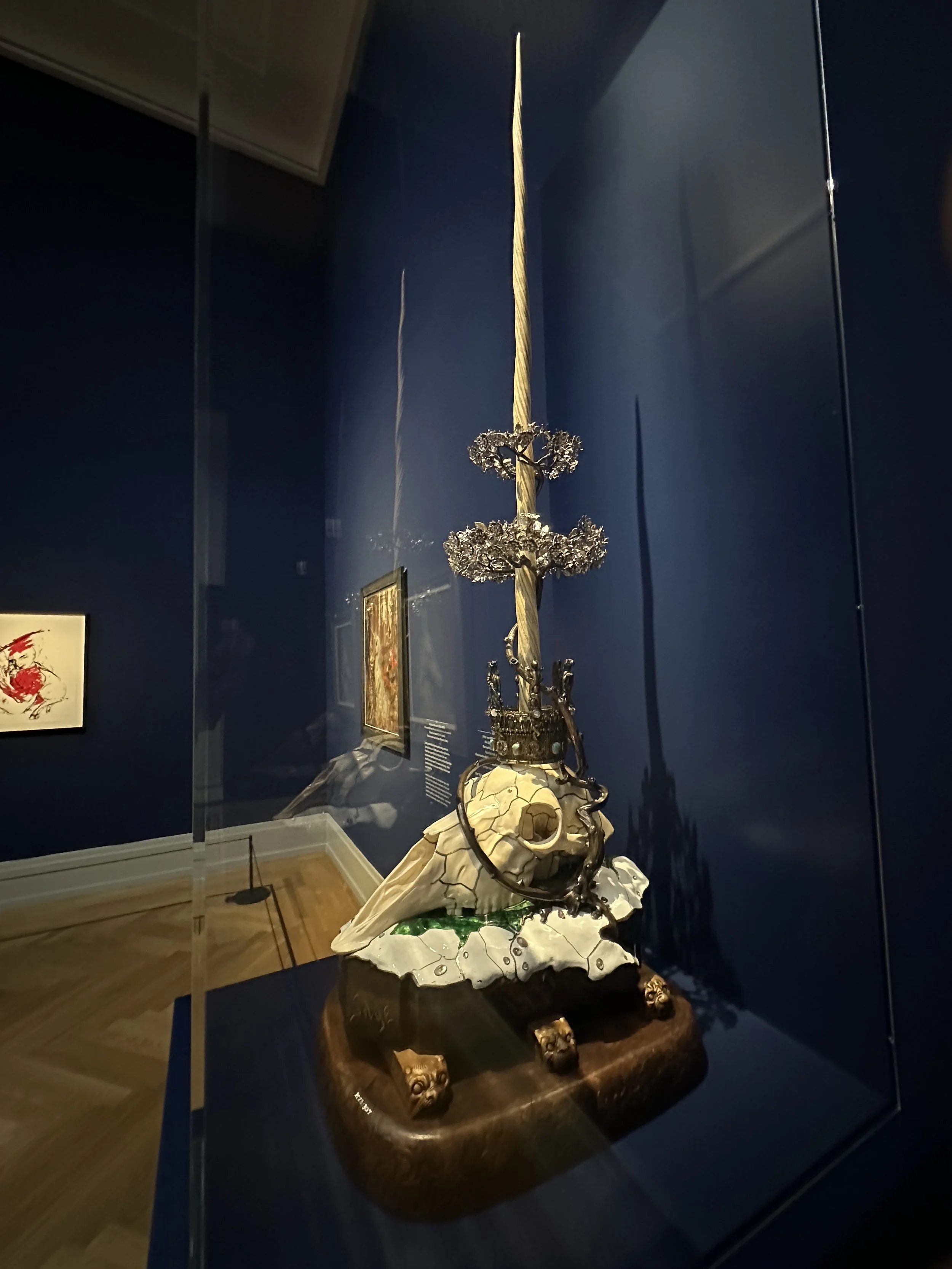 Einhorn. Das Fabeltier in der Kunst, Narwal Zahn mit Totenkopf, die "Sage"