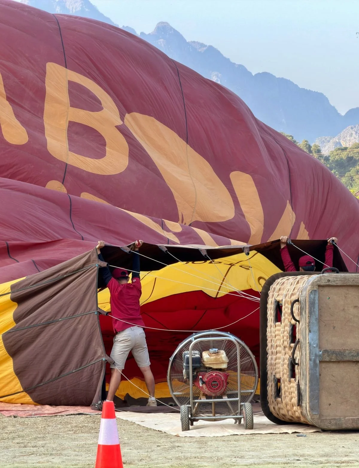 Laos - Rundreise auf eigene Faust - Fesselballon wird mit Ventilator luftgefüllt
