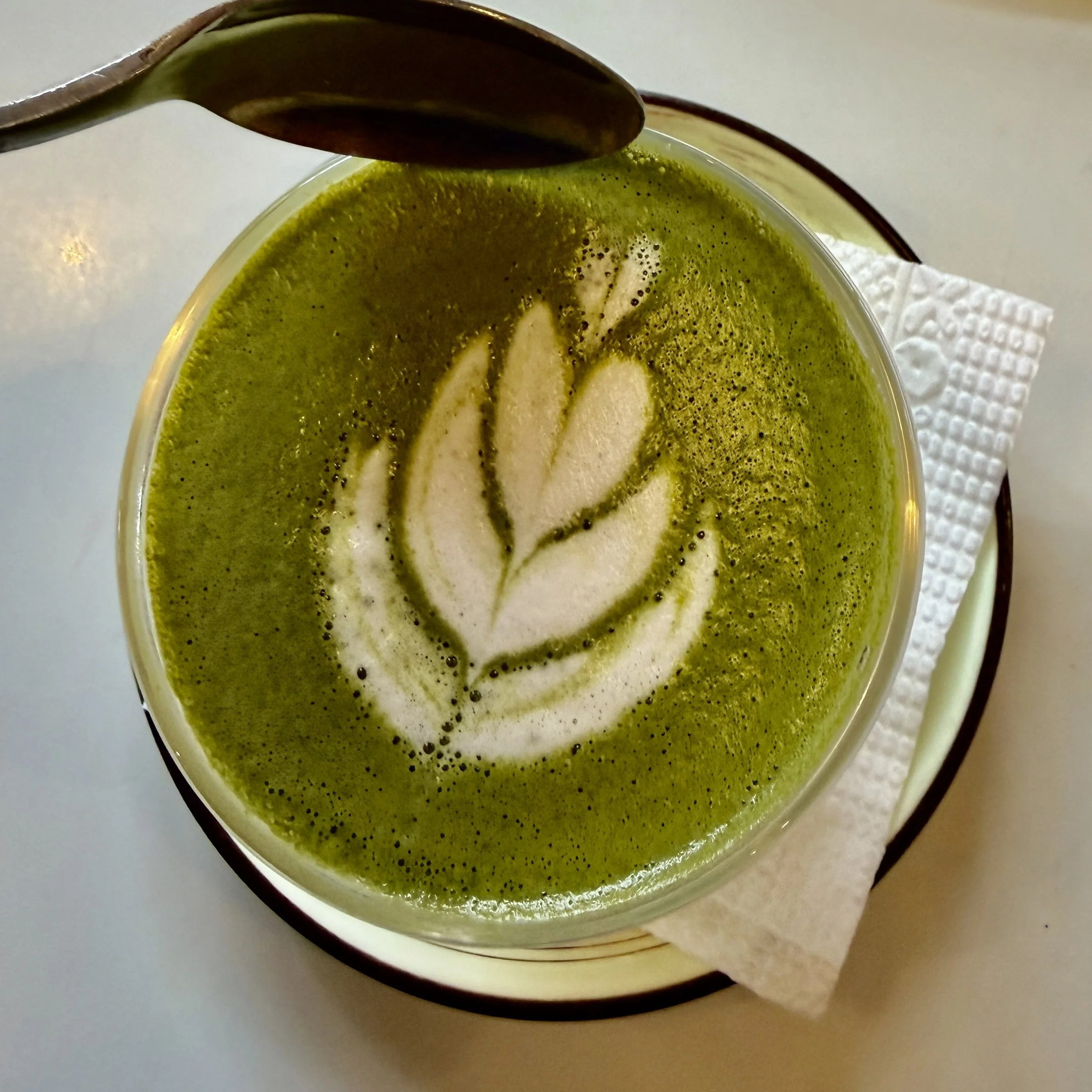 Kirgistan Reisebericht, Matcha Latte mit Löffel