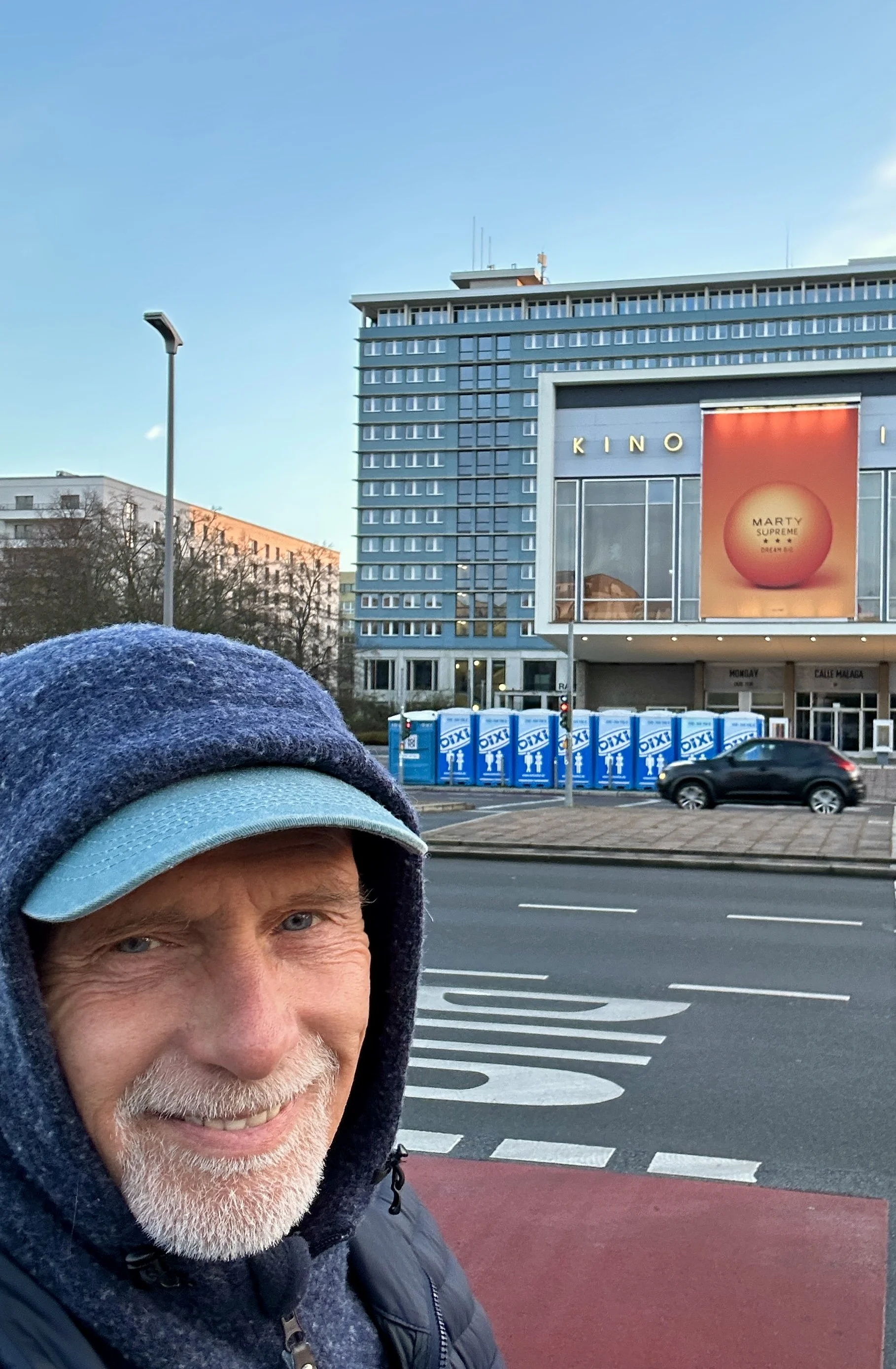 Ehrenamt für Senioren Berlin, Volunteer-Einsatz als Streckenposten beim Berliner Halbmarathon, Mann vor dem Kino International