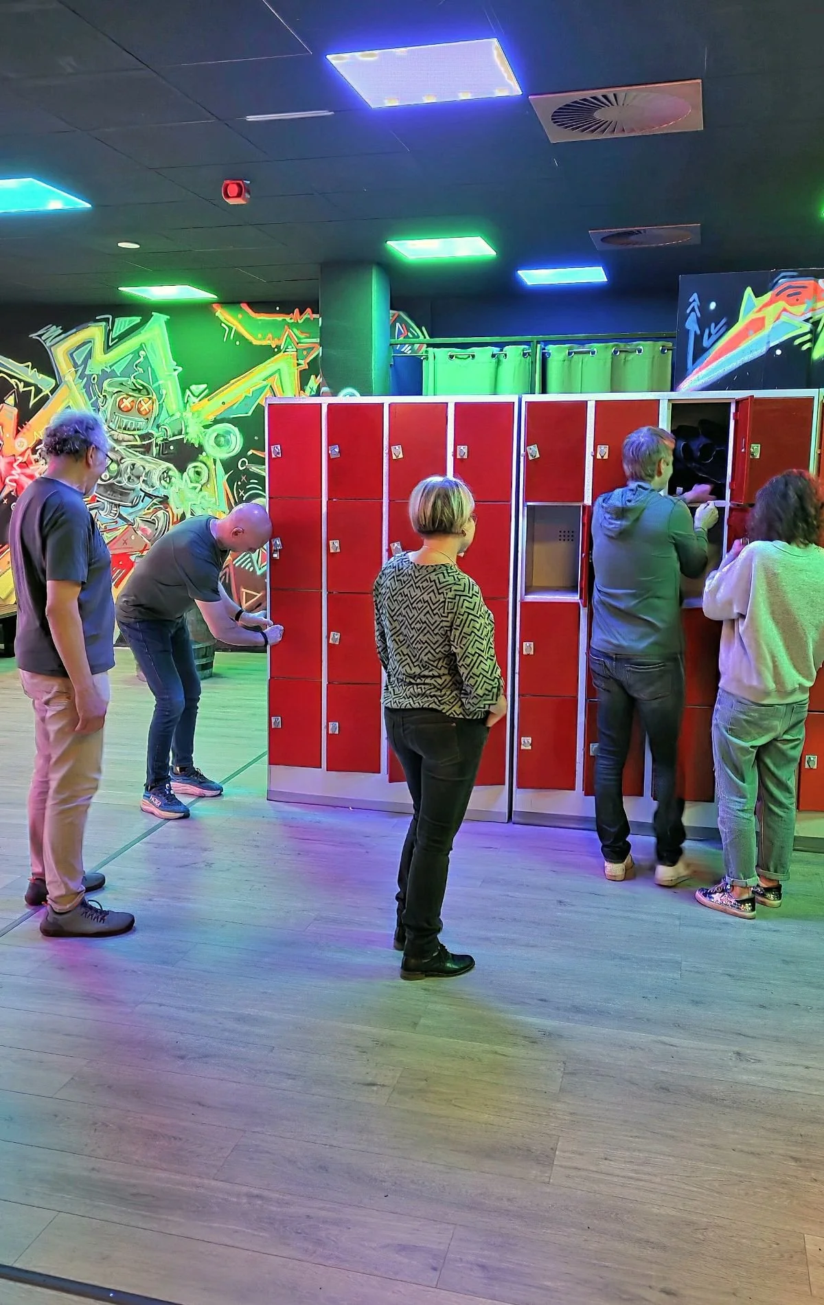 Laser4-Tag Bewertung-lohnt-es-sich? 5 Besucher an den Schließfächern