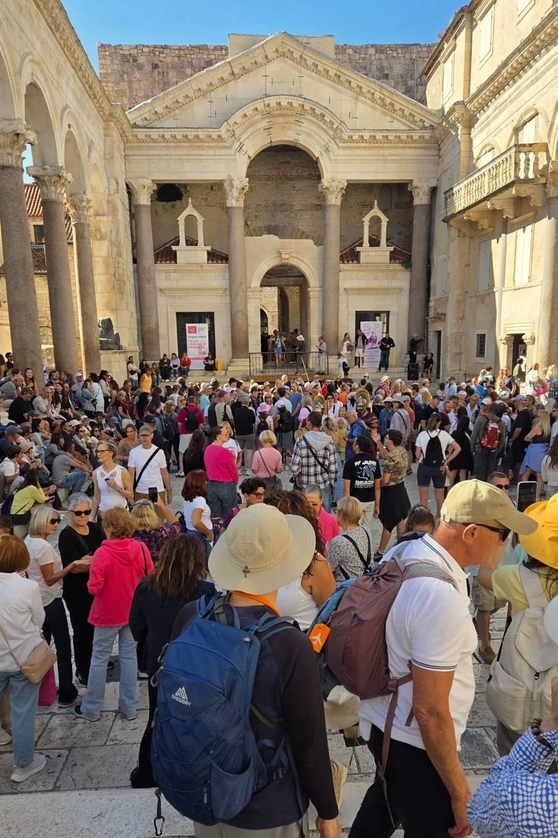 Split-Reisebericht, Touristenmassen vor dem Diokletian Palast