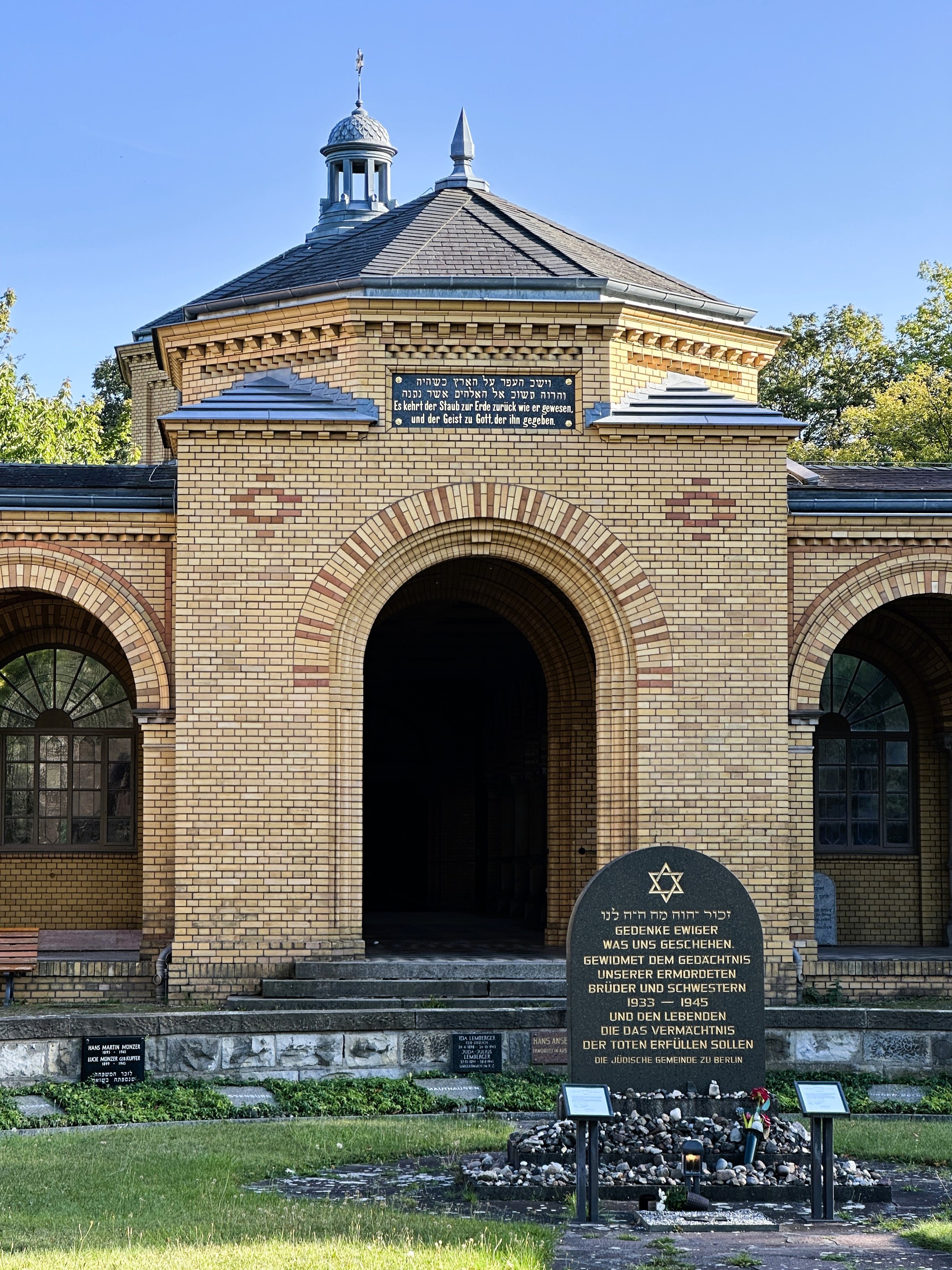 Berliner Bezirke mit dem Fahrrad erkunden, Jüdischer Friedhof Eingang