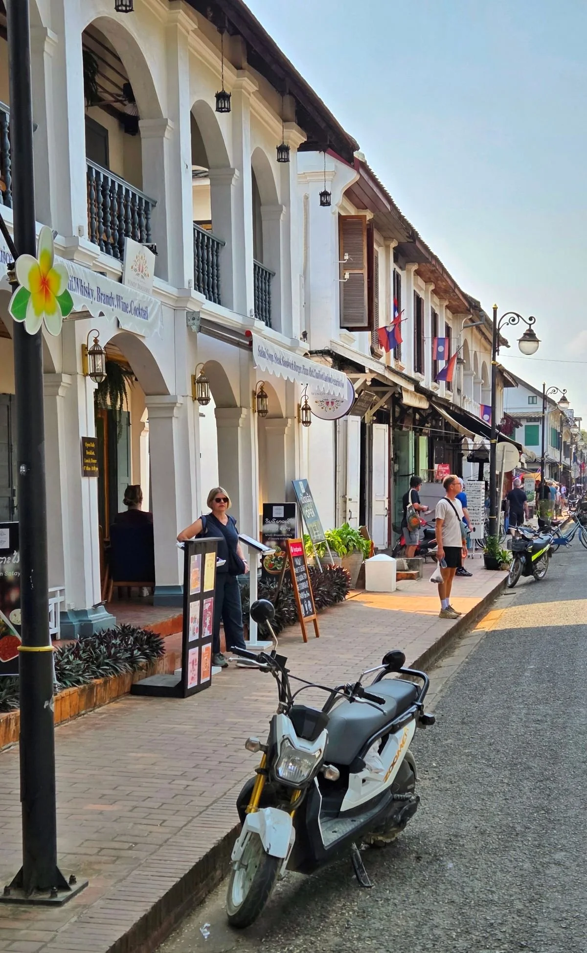 Laos - Rundreise auf eigene Faust - Restaurierte Häuserfront in Luang Prabang