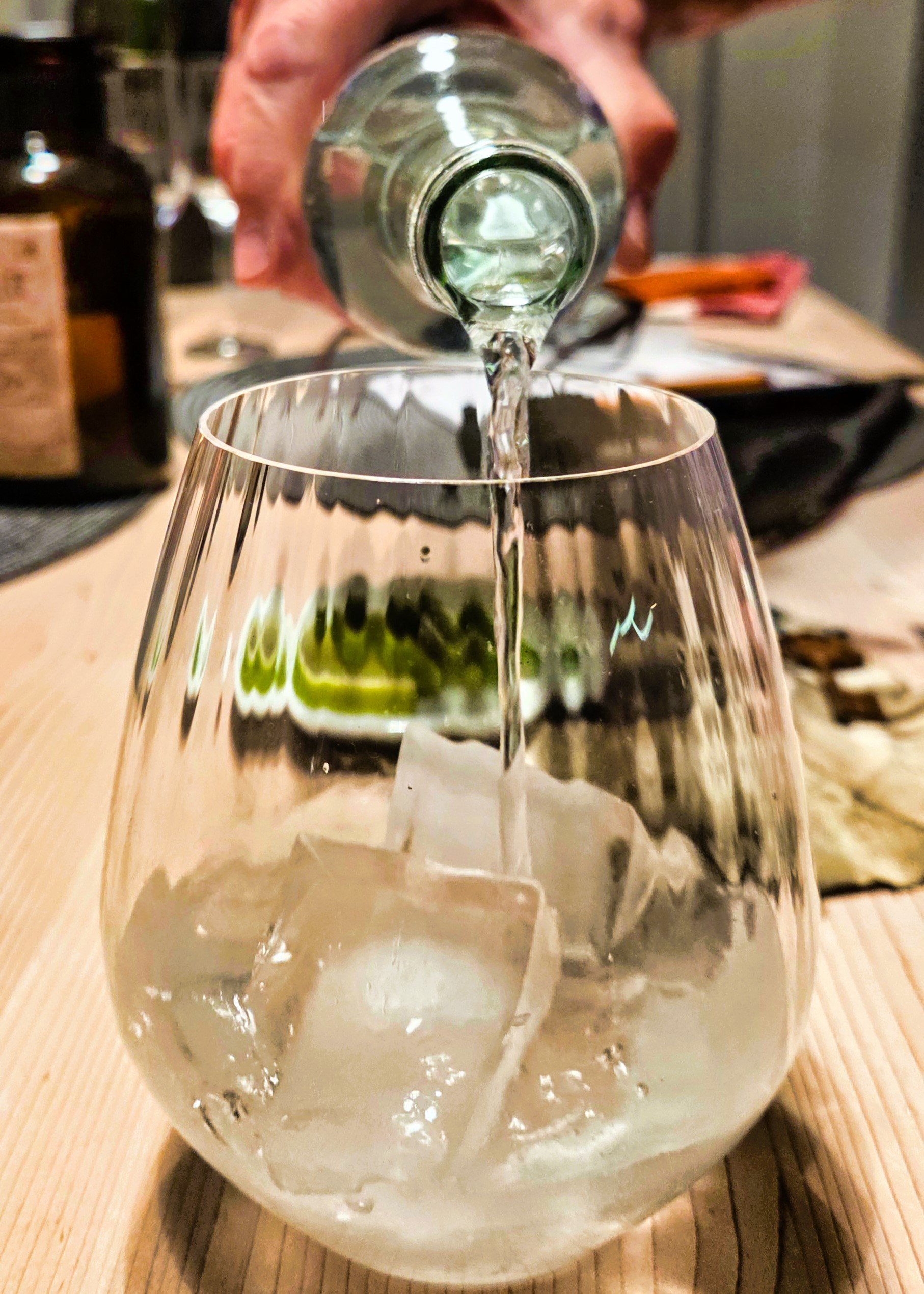 Gin-Tasting, Raven Hills, Tonic in ein Gals mit Gin gebend