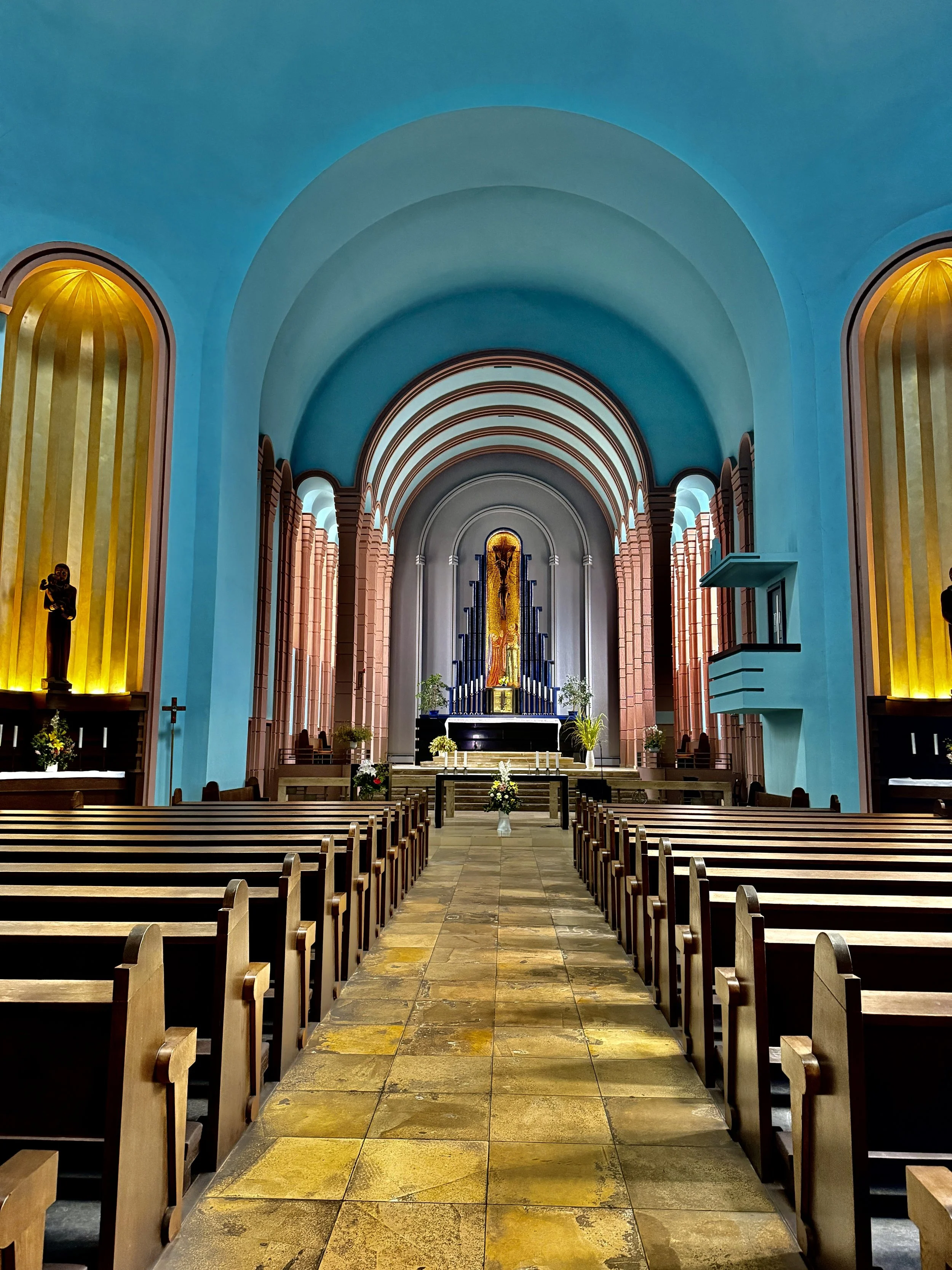 Berliner Bezirke mit dem Fahrrad erkunden, St. Augustinus Kirche von innen