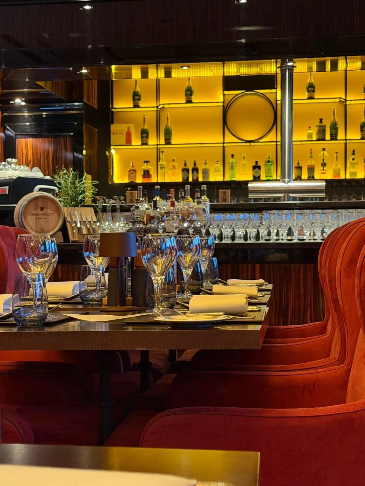 Rote Sessel an gedeckter Tafel - Morgenpost-Menü März 2026 - JW Steakhouse