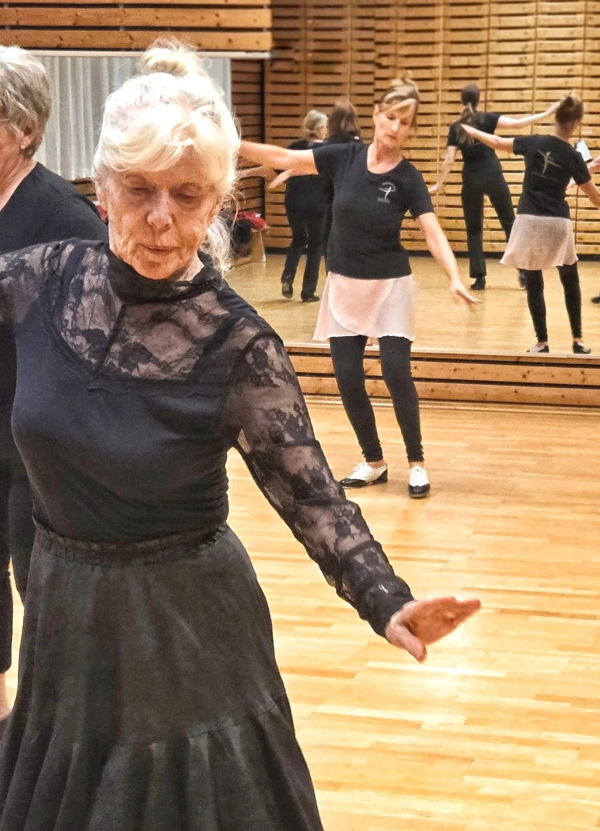 stepptanz für senioren berlin - ältere Dame im schwarzen Spitzenkleid beim Stepptanzamen