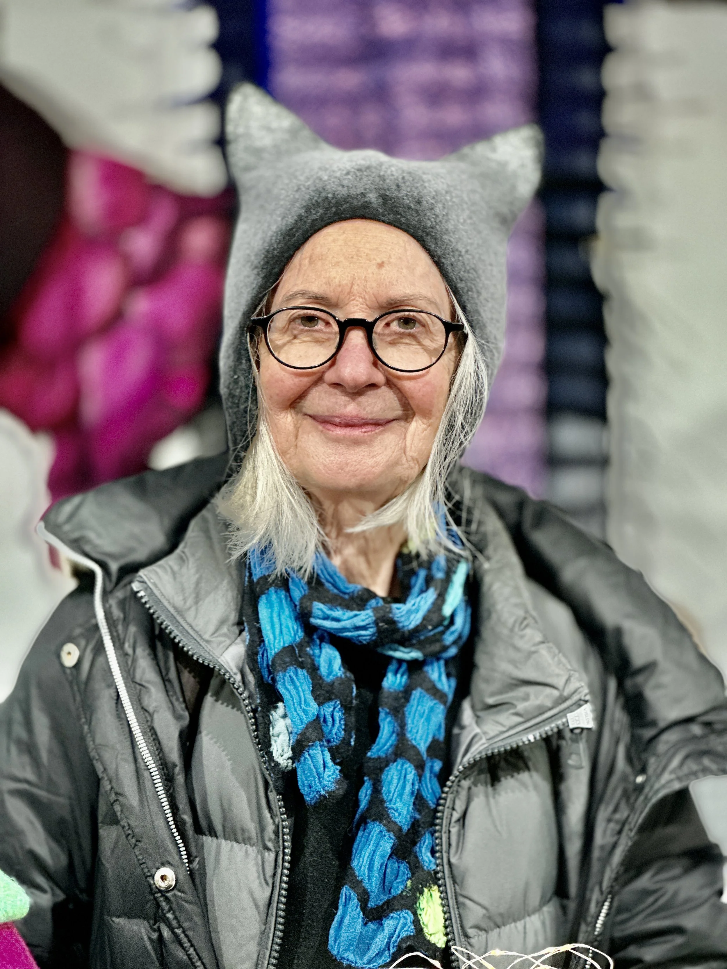 Weihnachtsgruß 2025, Advent-Künstlerstation am Mexikoplatz, Weihnachtsmarkt, Frau mit Filzmütze