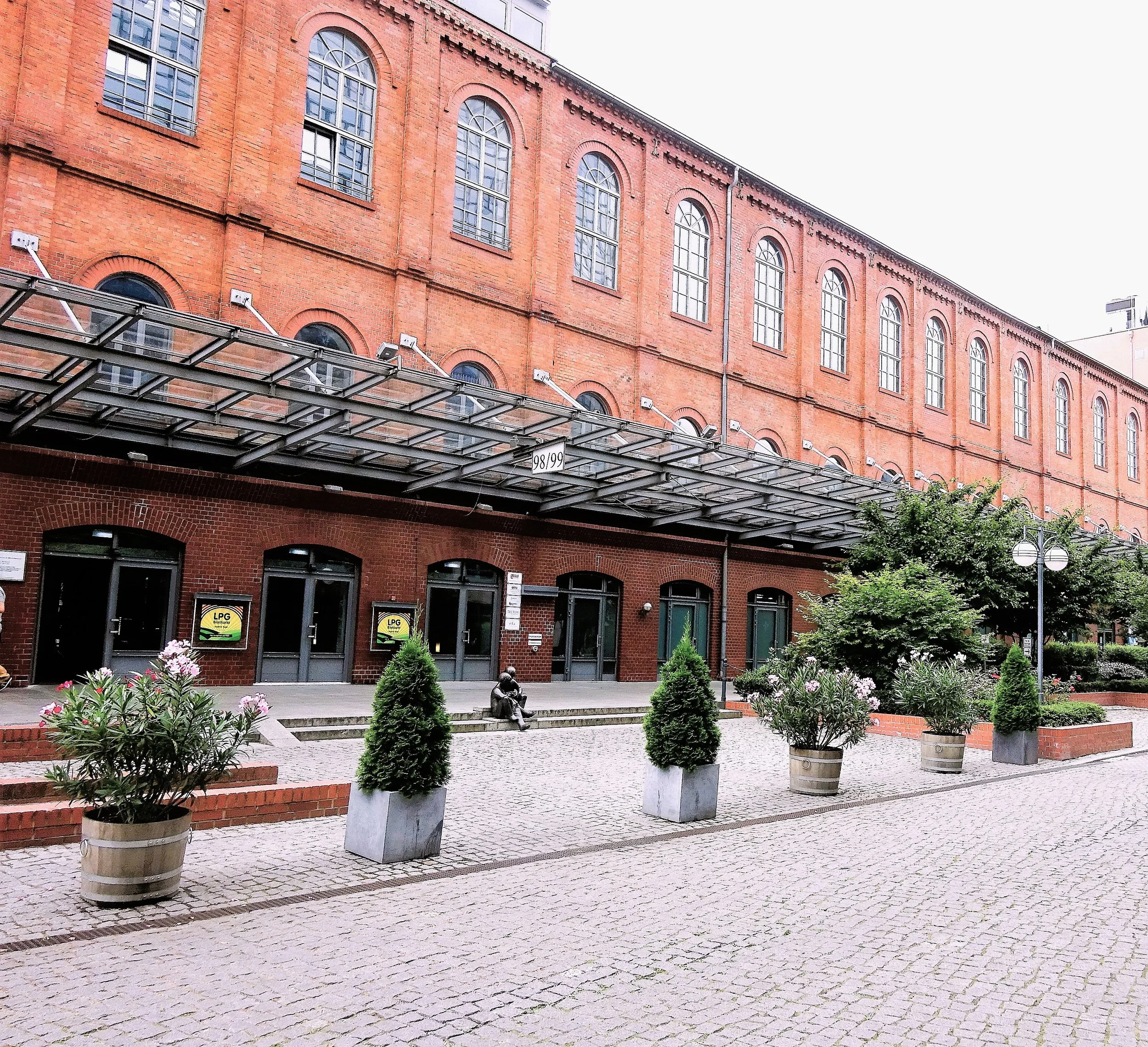Berliner Brückengeschichten, Bolle Meierei Gasse im Spreebogen