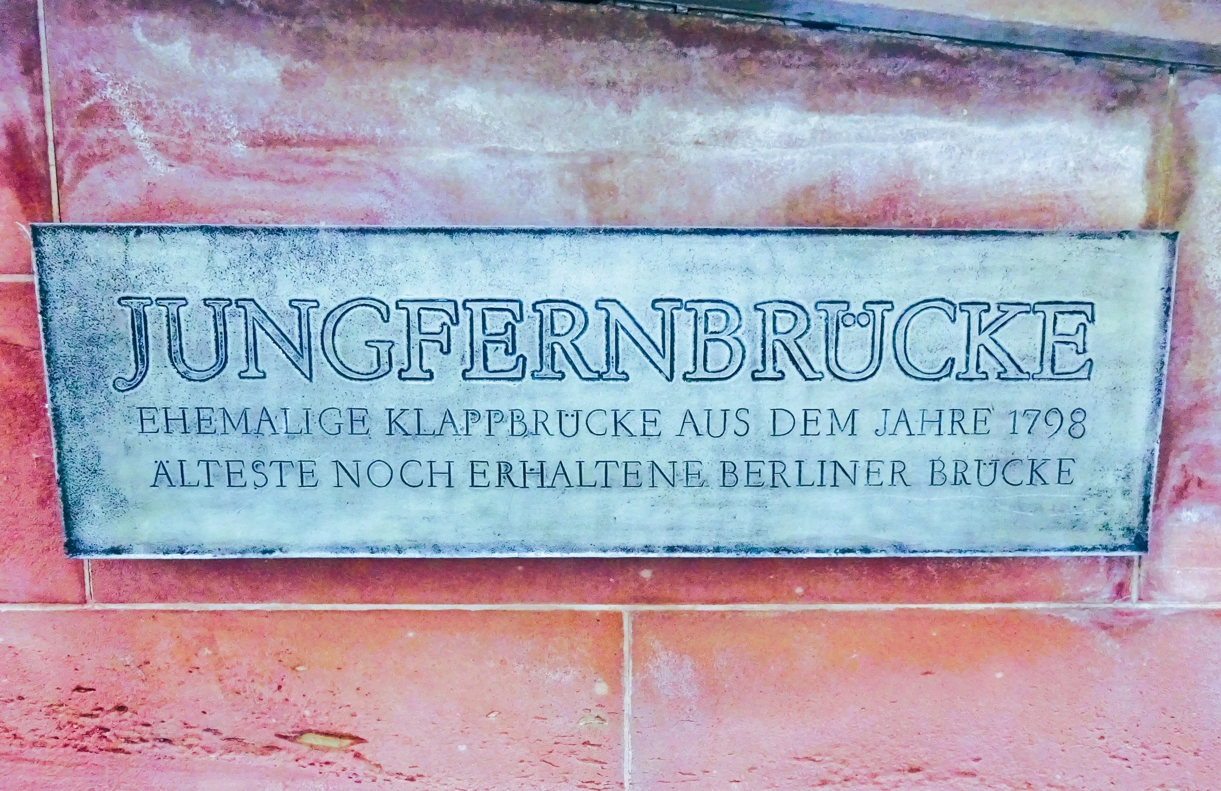 Berliner Brückengeschichten, Schild der Jungfernbrücke