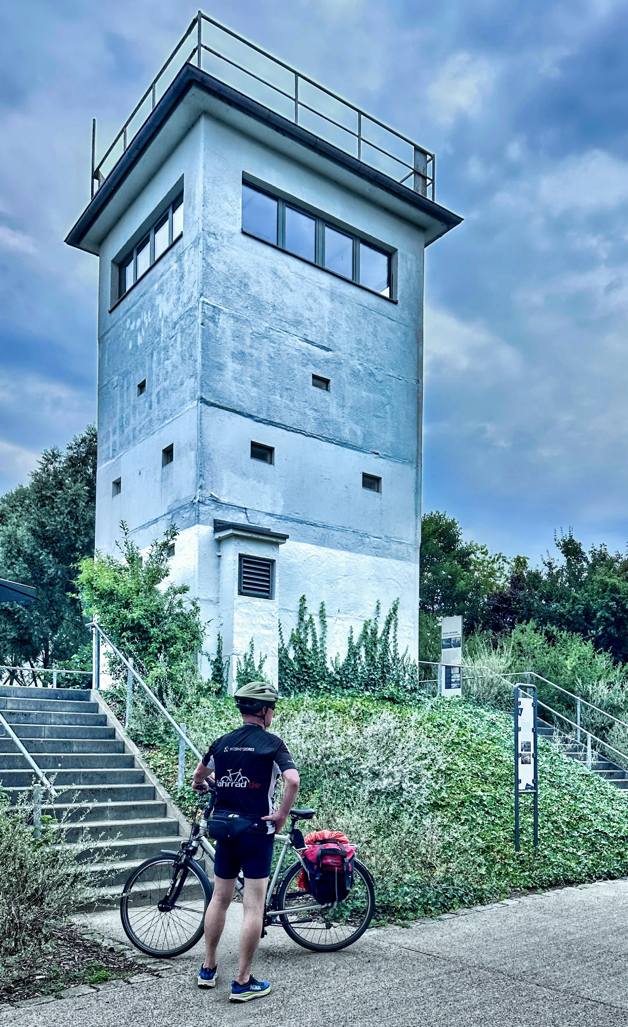Berliner Mauerweg mit Fahrrad, Grenzturm der DDR in Nieder Neuendorf