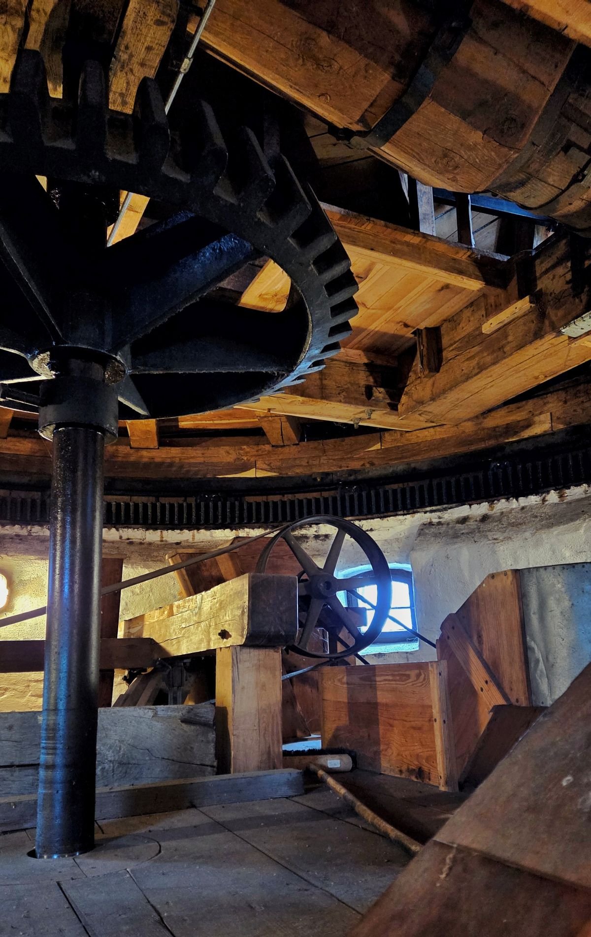 Ausflugsziel Brandenburg - Mühle Straupitz - Haubenkonstruktion mit Zahnrädern