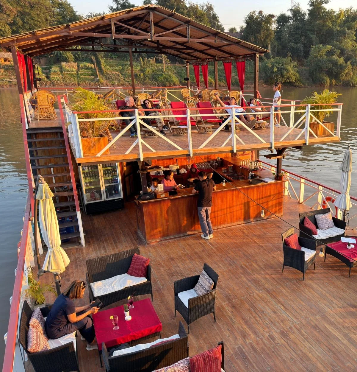 Laos - Rundreise auf eigene Faust - Ausflugsboot auf Mekong Blick von oben auf Plattform