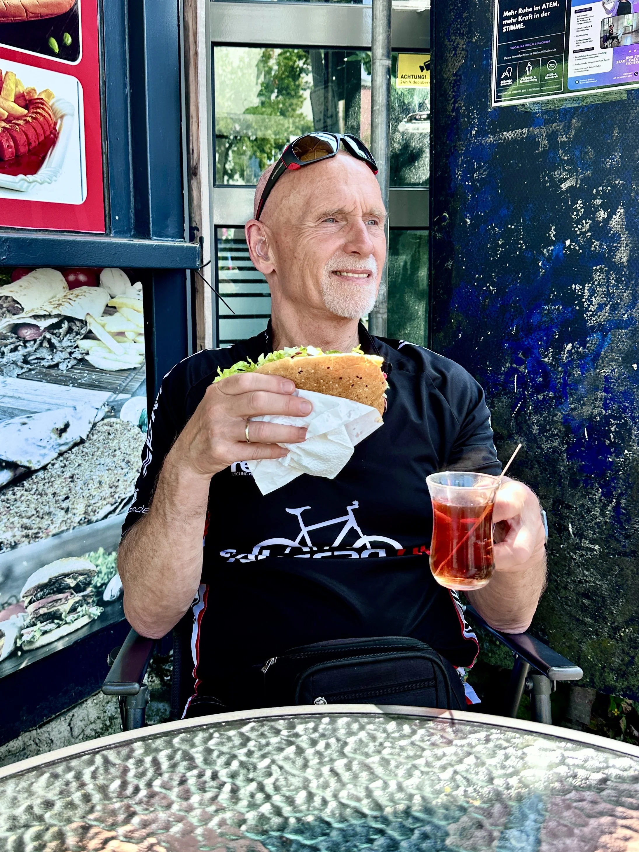 Berliner Mauerweg mit dem Fahrrad, Mann Döner essend