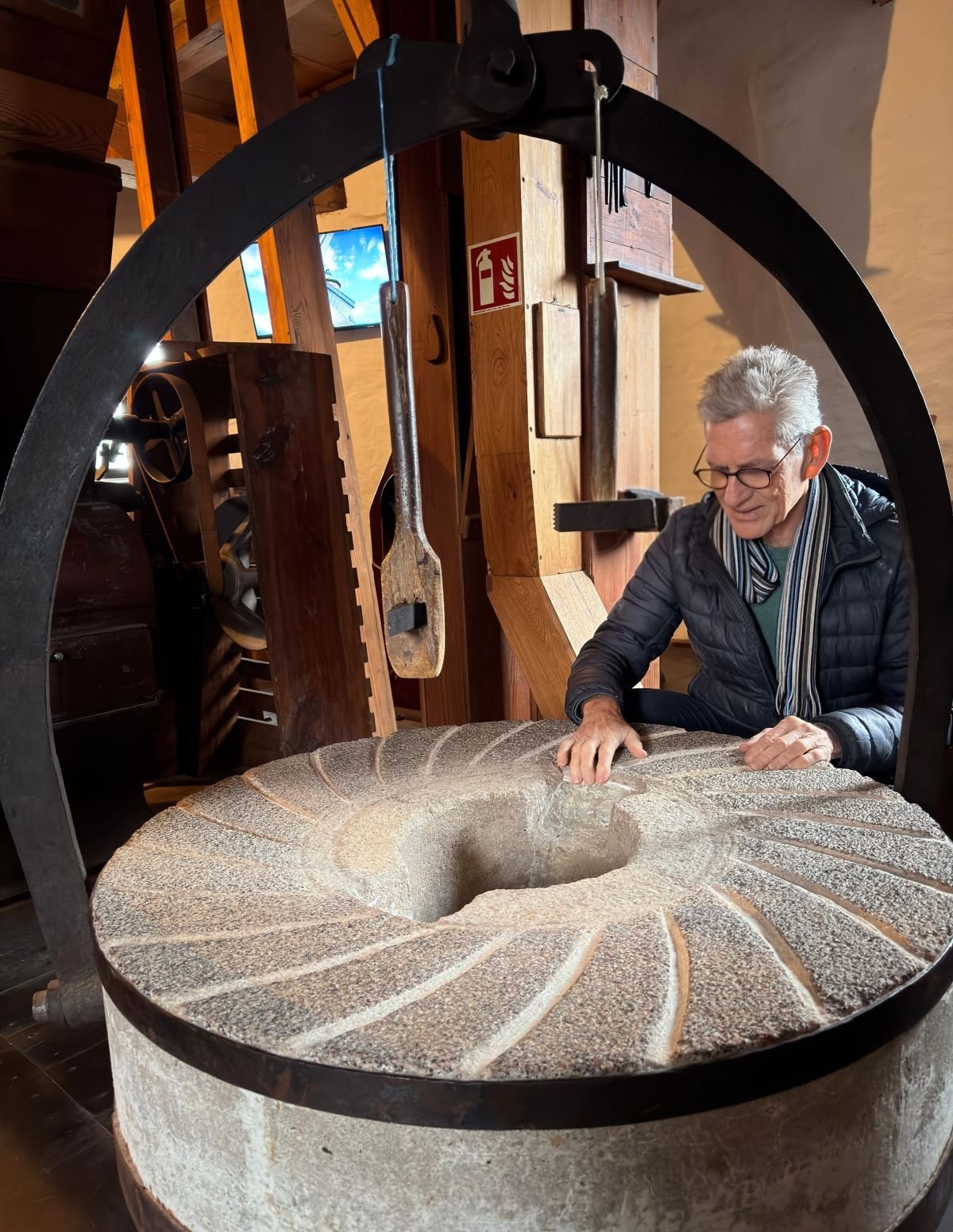 Ausflugsziel Brandenburg - Mühle Straupitz - Thomas hockt hinter Mühlstein