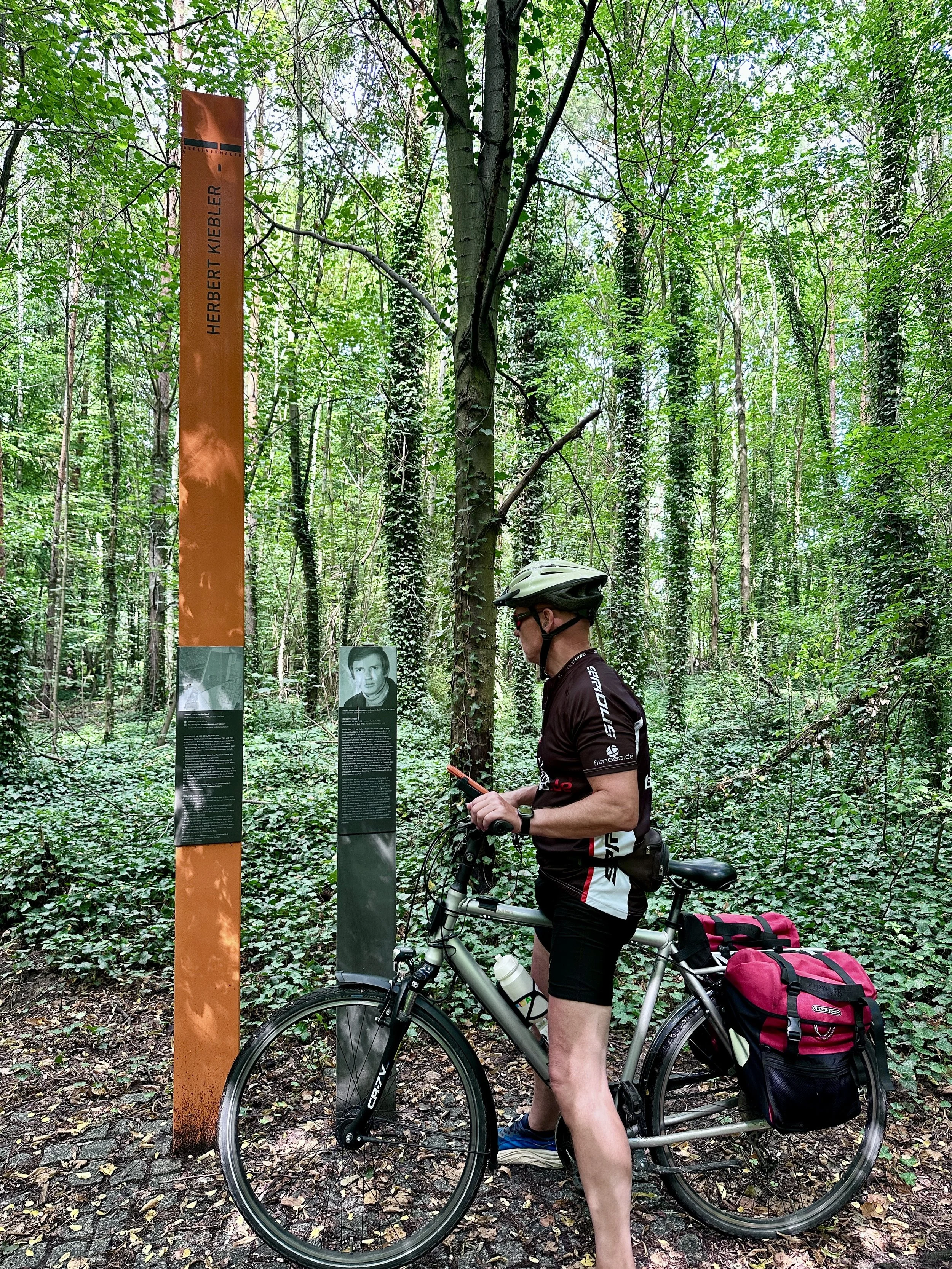 Berliner Mauerweg mit dem Fahrrad, Erinnerungsstele des Herbert Kiebler im Wald mit Mann und Fahrrad