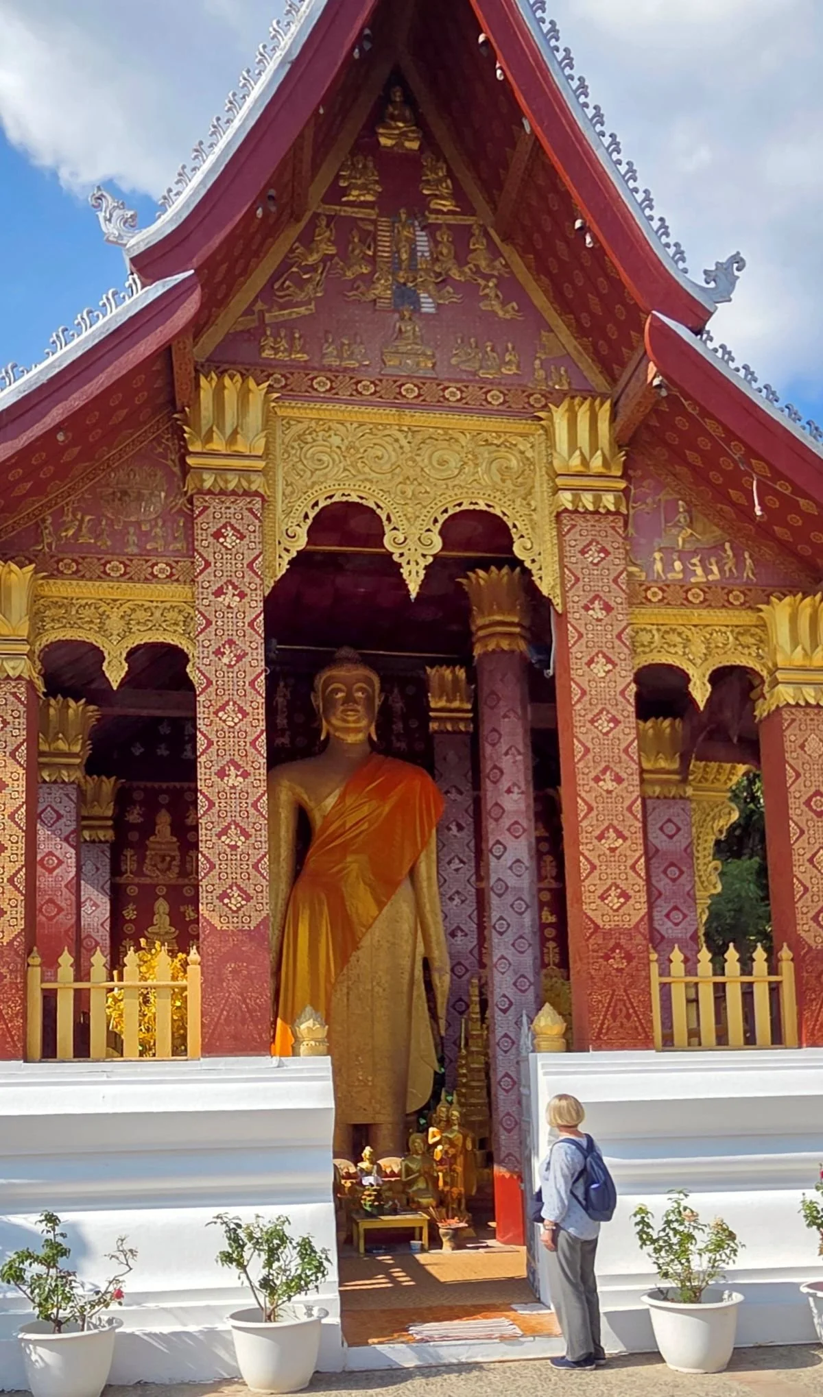 Laos - Rundreise auf eigene Faust - Frau steht vor rieiger Buddha-Figur