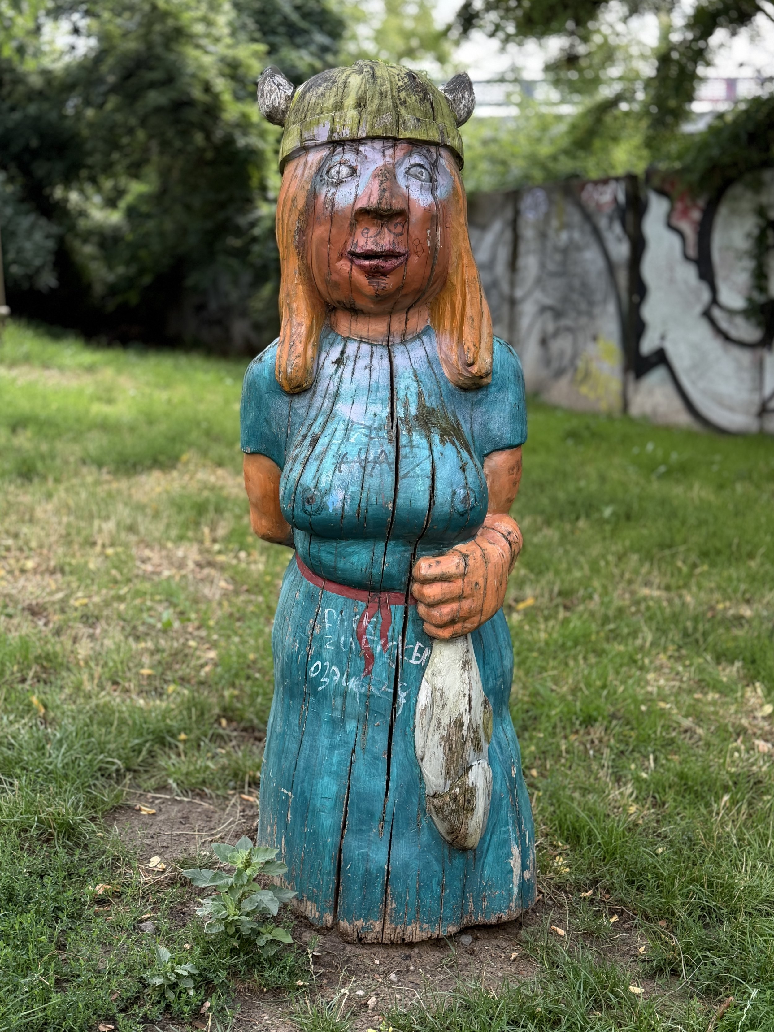 Berliner Mauerweg mit dem Fahrrad, Holzfigur einer Wikingerfrau