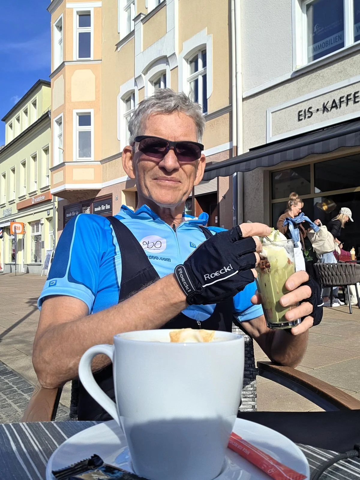 Radtouren Brandenburg - Fahrradblog Berlin -Brandenburg - Radfahrer macht Pause in einem Eiscafé