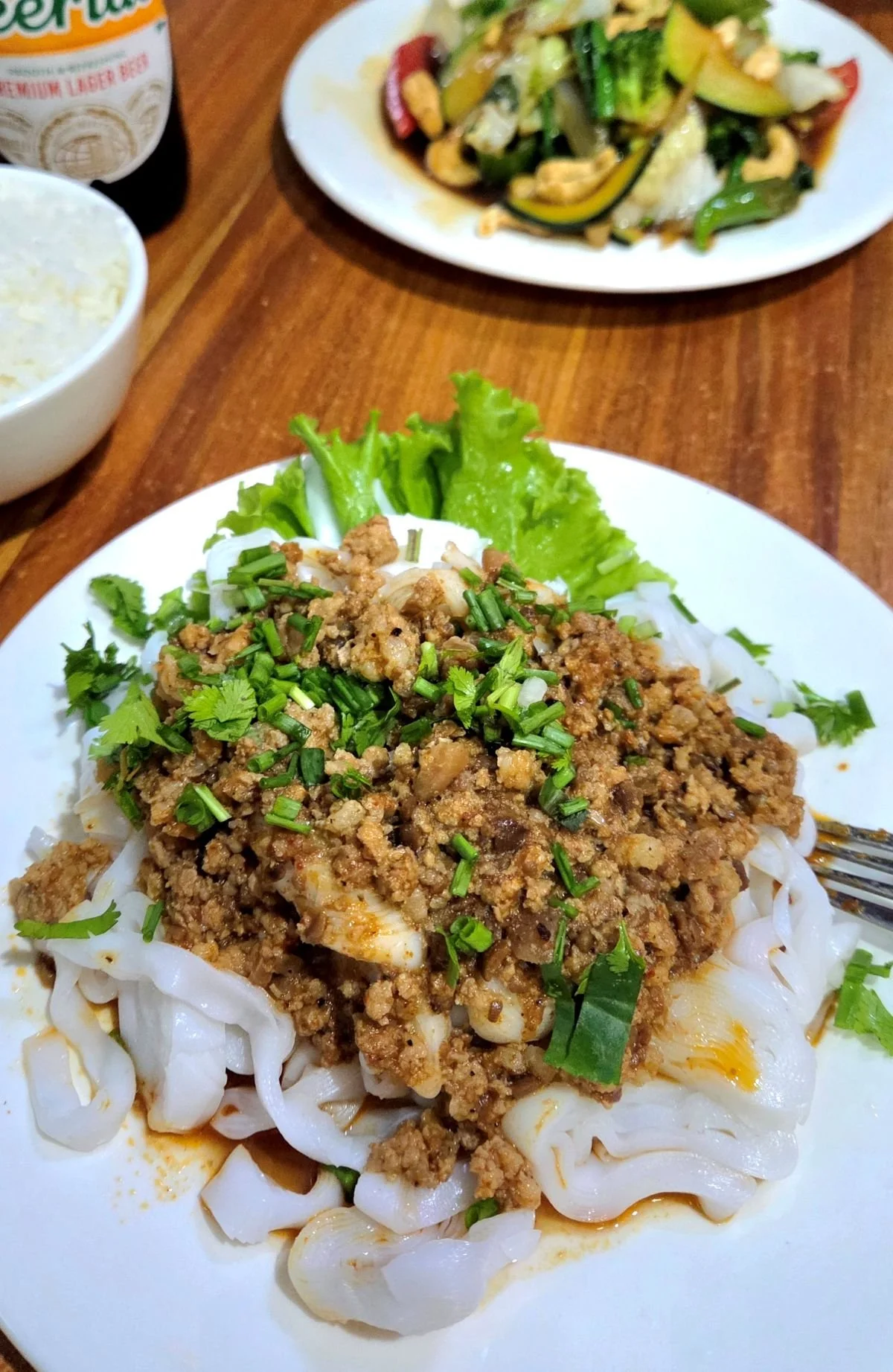Nudeln mit gehacktem Fleisch und Kräutern in Laos