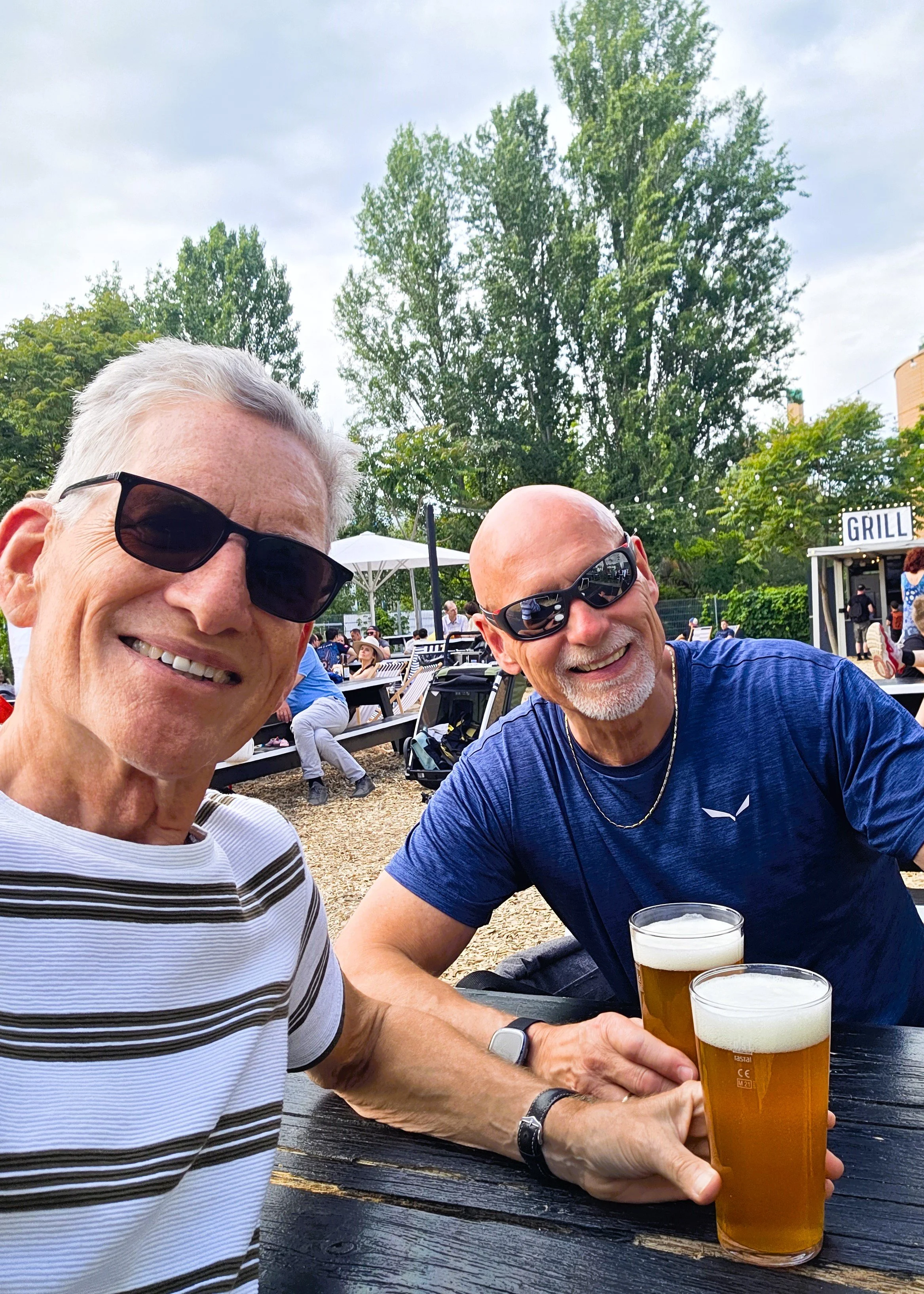 Auf dem Rad im Park am Gleisdreieck – die schönsten Parks in Berlin, zwei Männer mit Bier in den Händen
