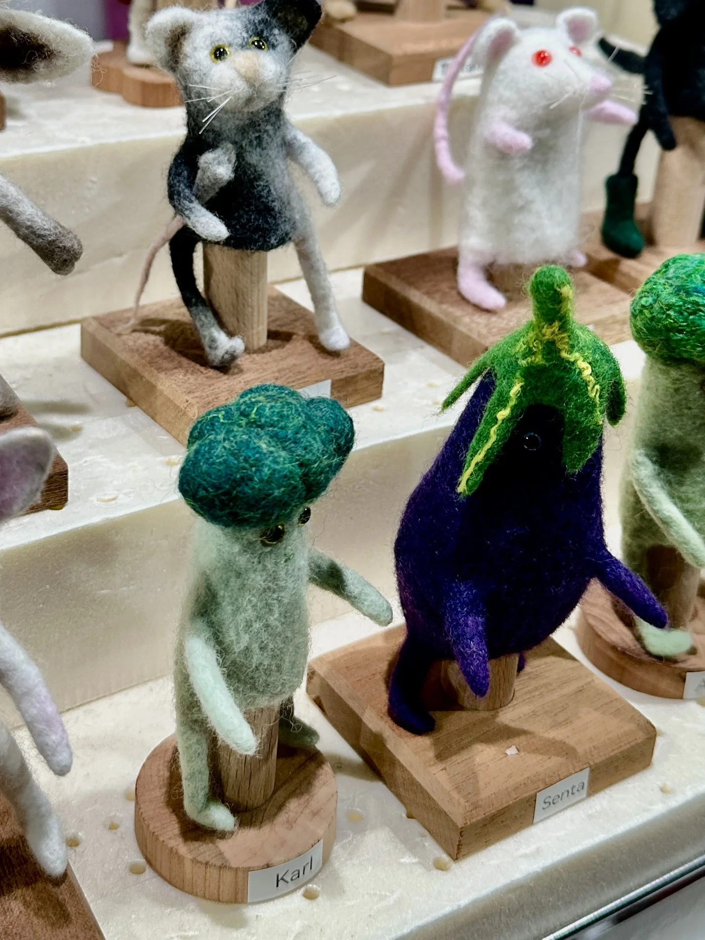 Weihnachtsgruß 2025, Advent-Künstlerstation am Mexikoplatz, Weihnachtsmarkt, Filzmäuse und andere Figuren