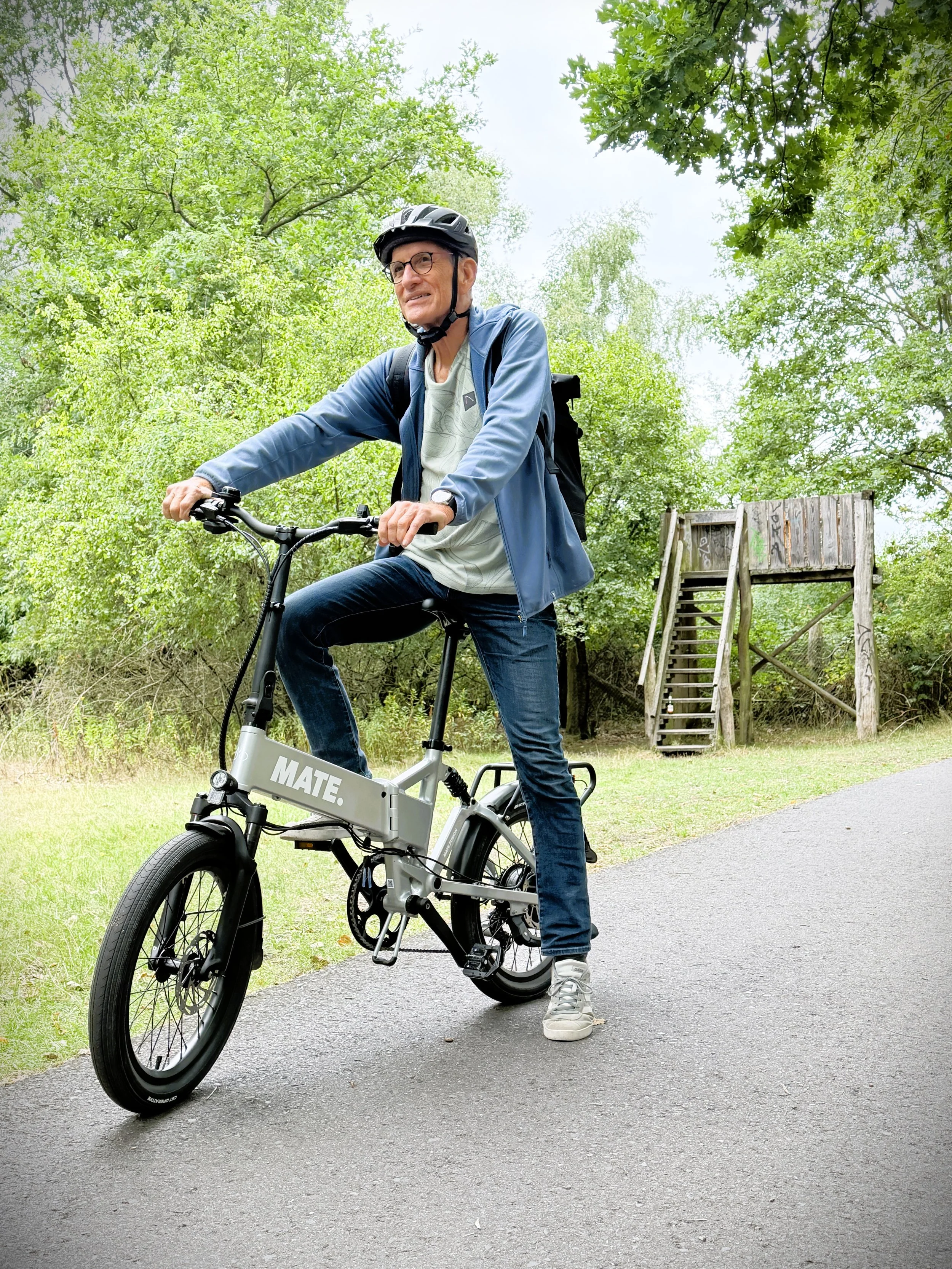 Genießen statt anstrengen – E-Bike-Test, Mann auf Fahrrad im Wald