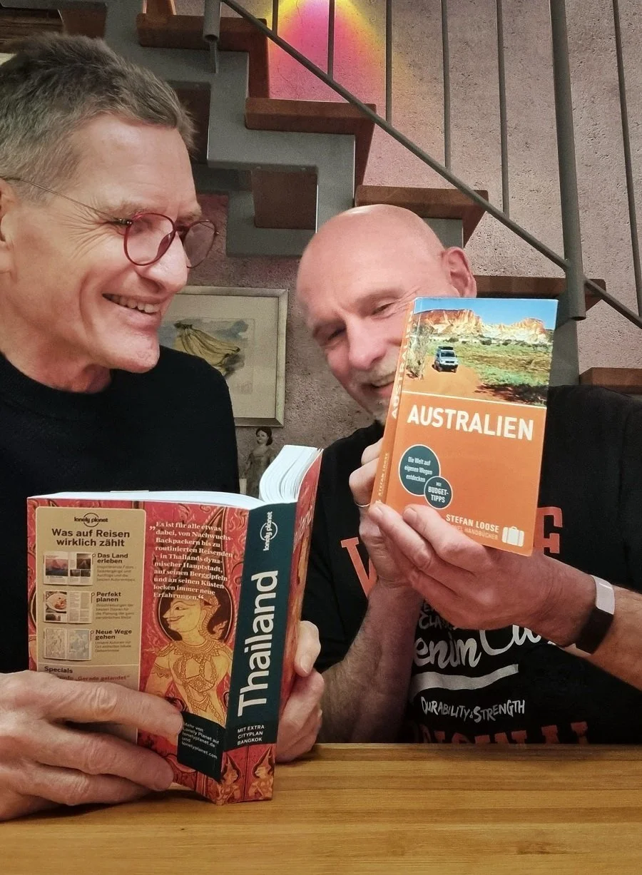 Zwei Männer mit Büchern
