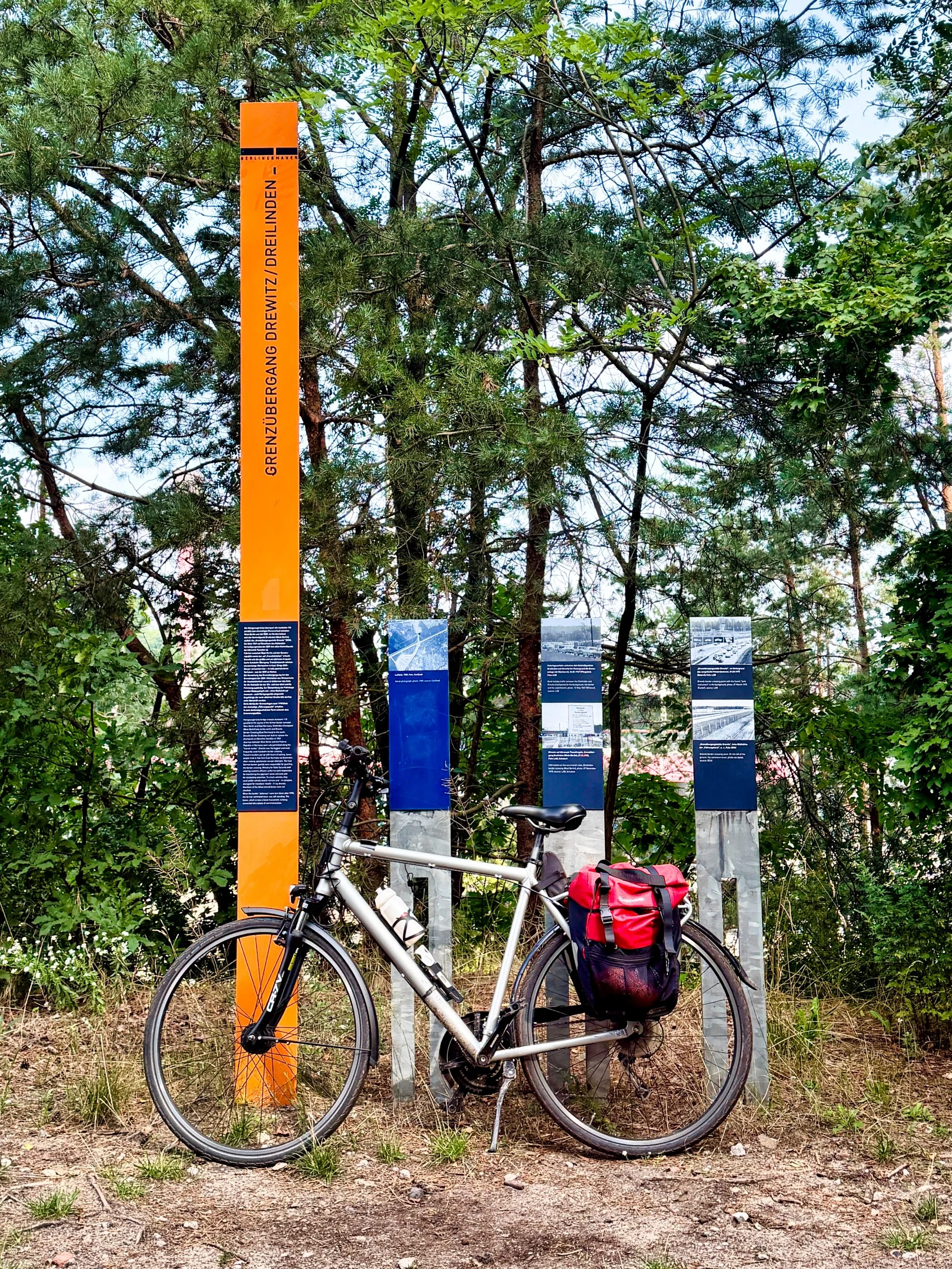 Berliner Mauerweg mit dem Fahrrad, Stele mit Fahrrad