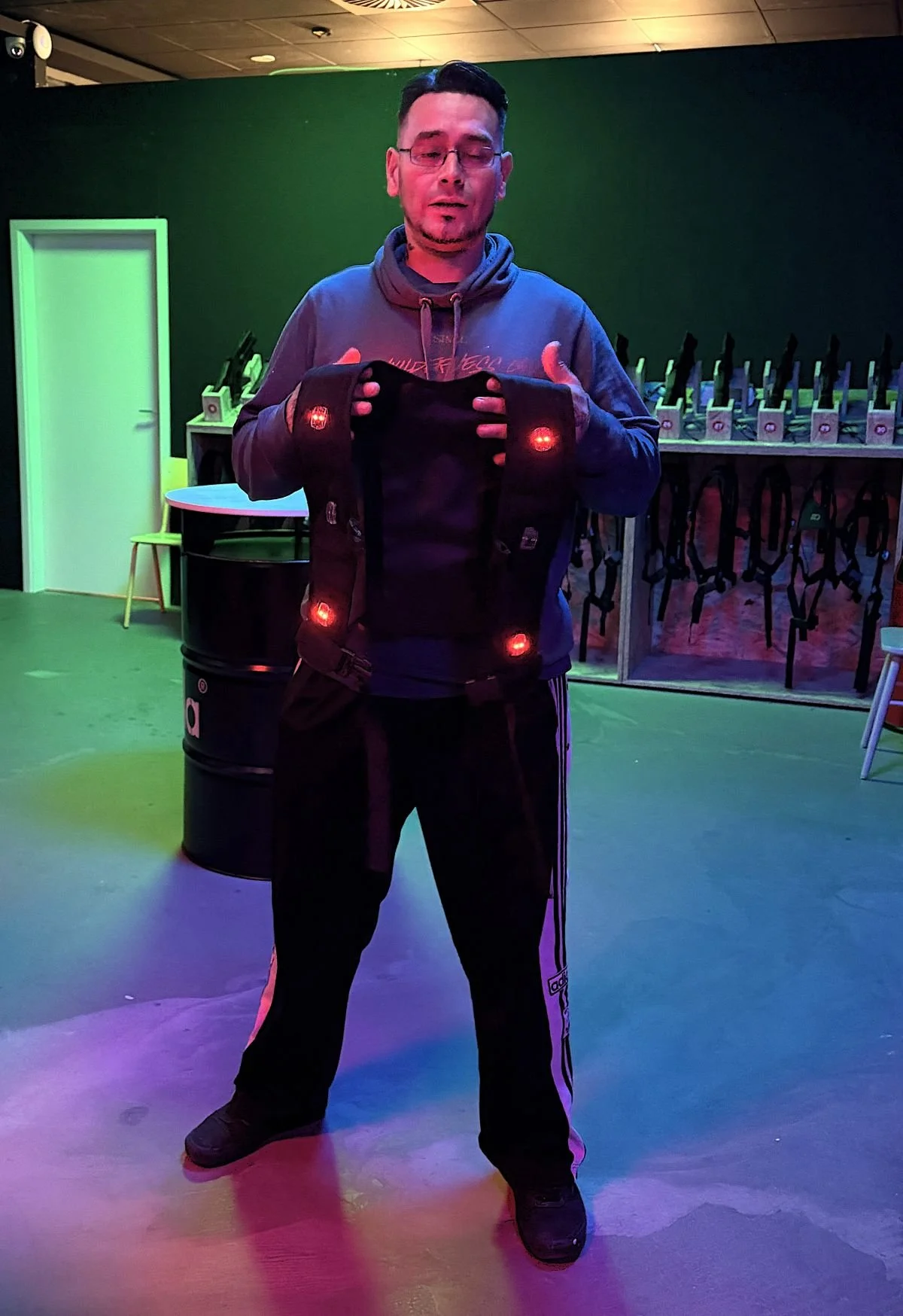 Laser4-Tag Bewertung-lohnt-es-sich? erklärer mit der Leuchtweste bei Laser4