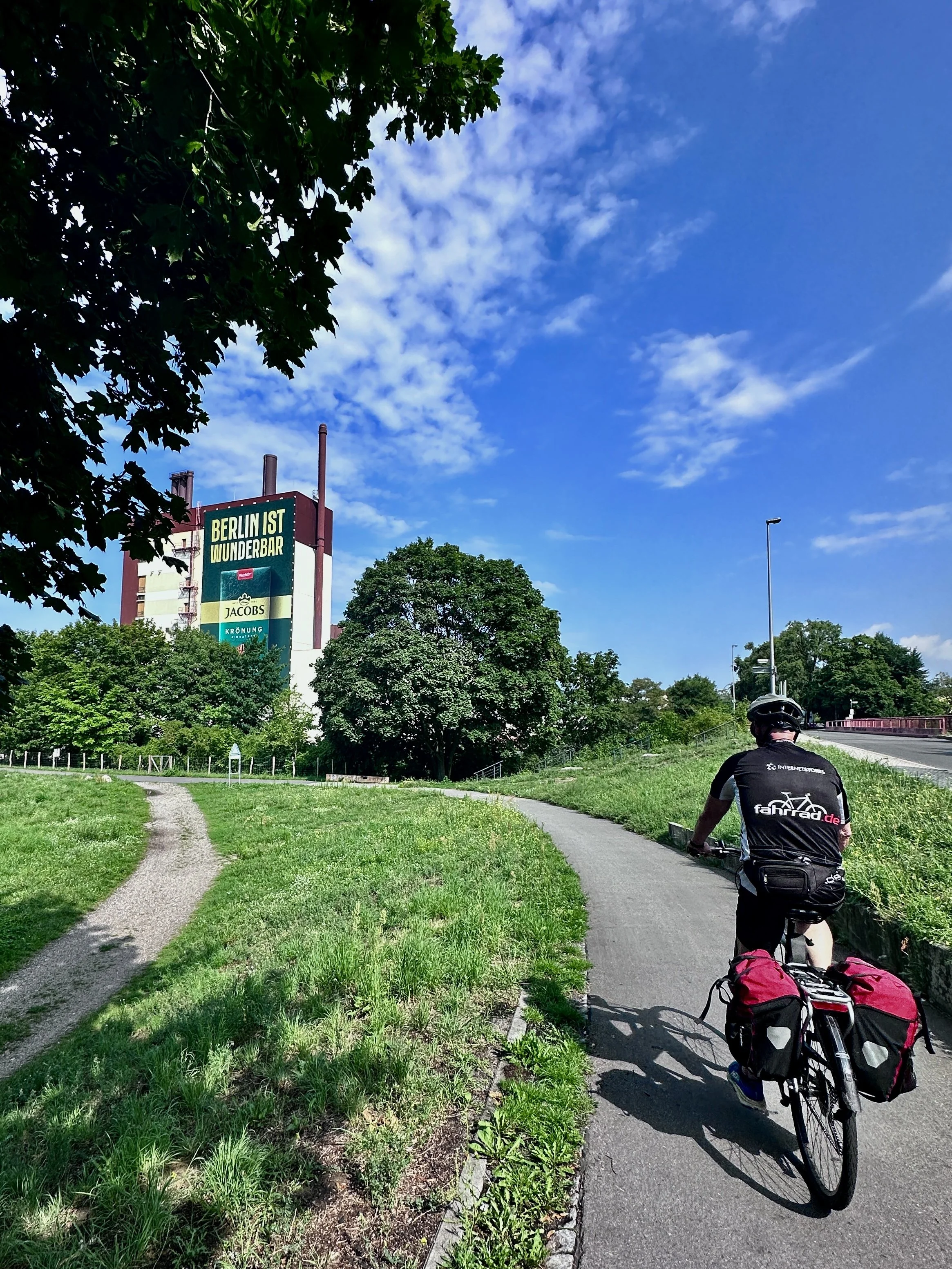 Berliner Mauerweg mit dem Fahrrad, Kaffee Fabrik Jakobs Krönung mit Fahrradfahrer