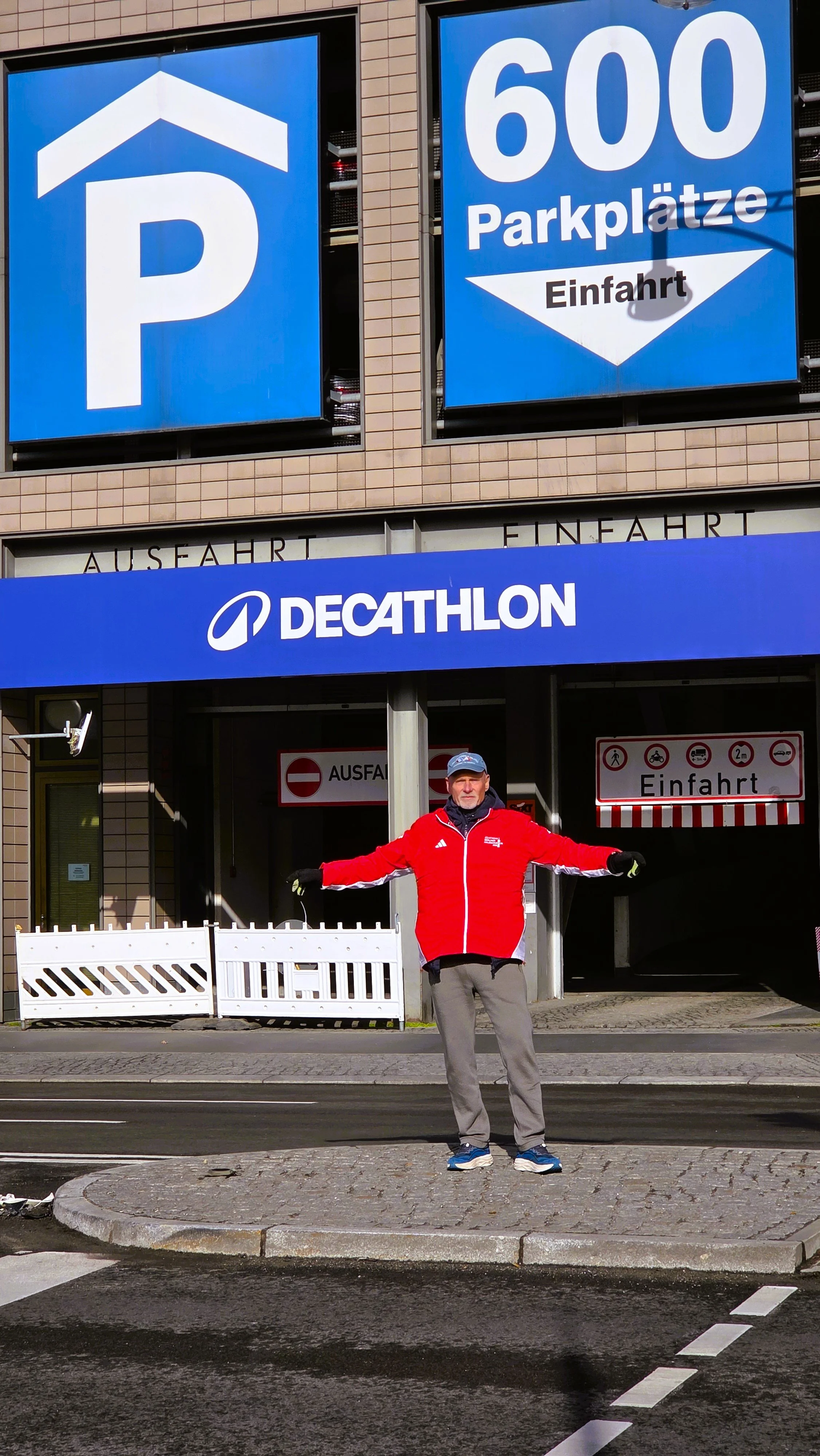 Ehrenamt für Senioren Berlin, Volunteer-Einsatz als Streckenposten beim Berliner Halbmarathon, Mann vor einem Parkhaus