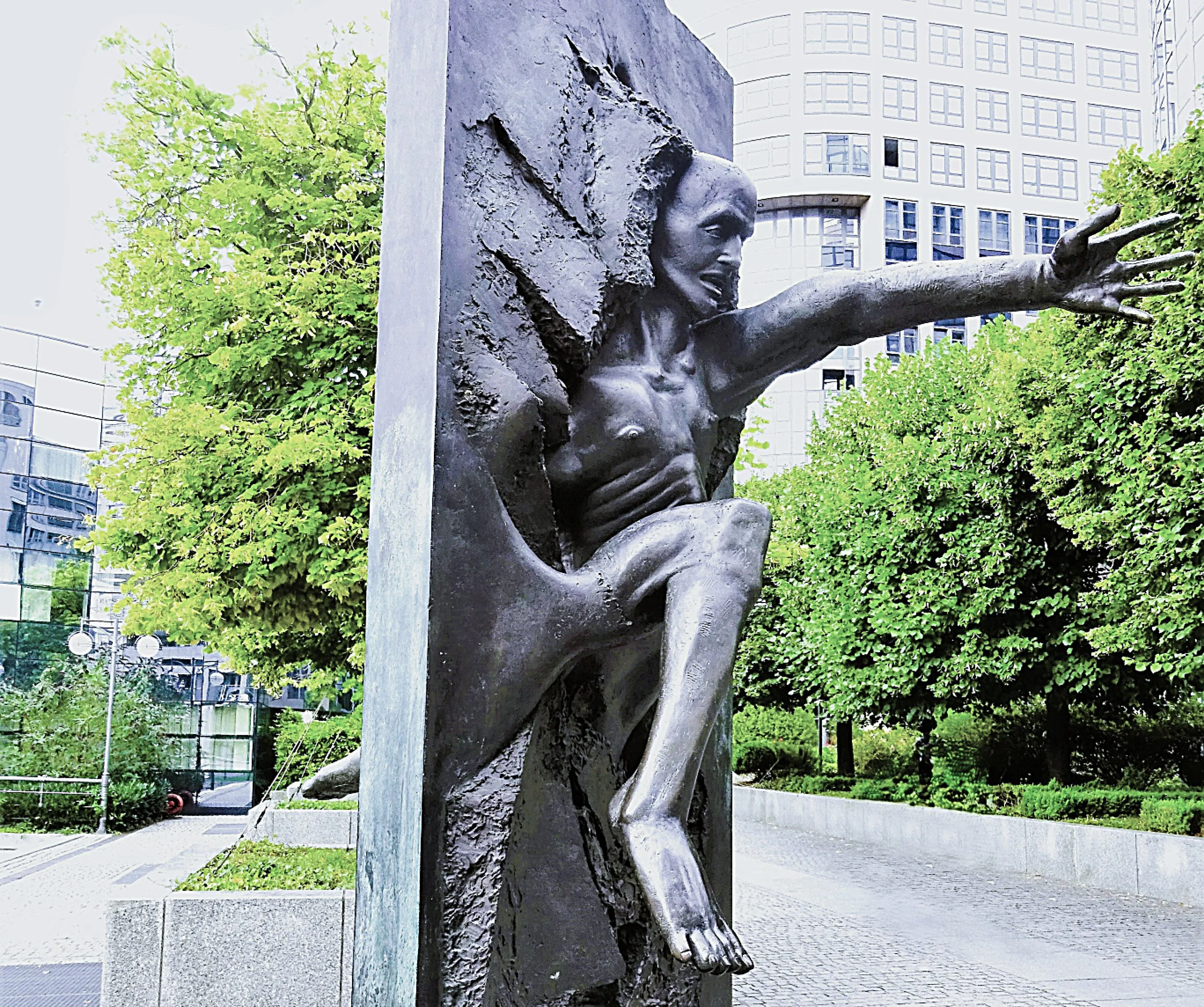 Berliner Brückengeschichten, Berliner Mauer als Skulptur