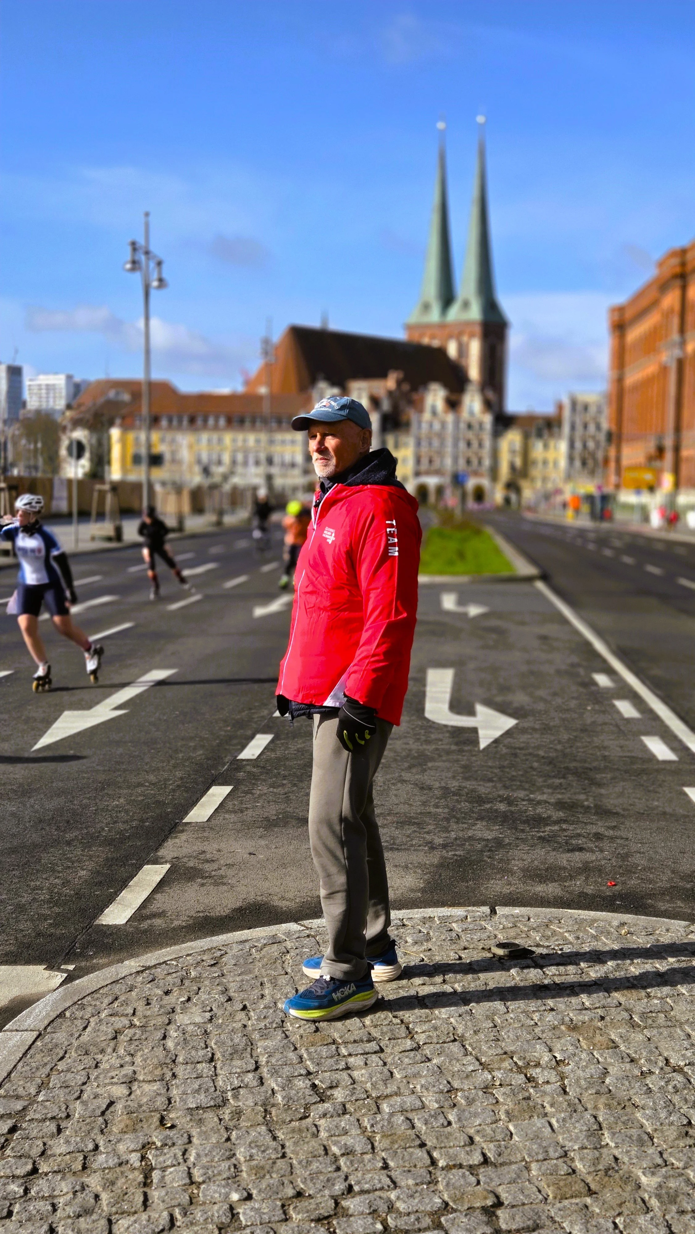 Ehrenamt für Senioren Berlin, Volunteer-Einsatz als Streckenposten beim Berliner Halbmarathon, Mann auf einem Mittelstreifen
