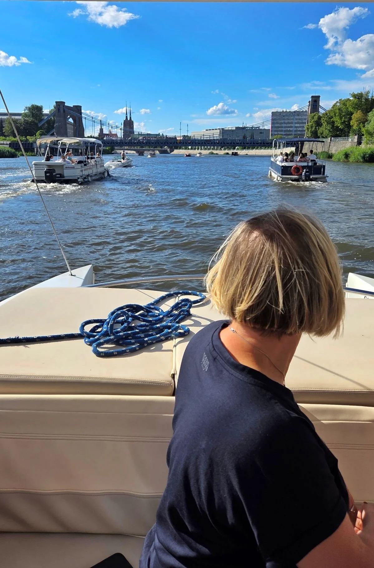 Frau blickt vom Boot auf die Oder in Breslau - Reiseblog Polen