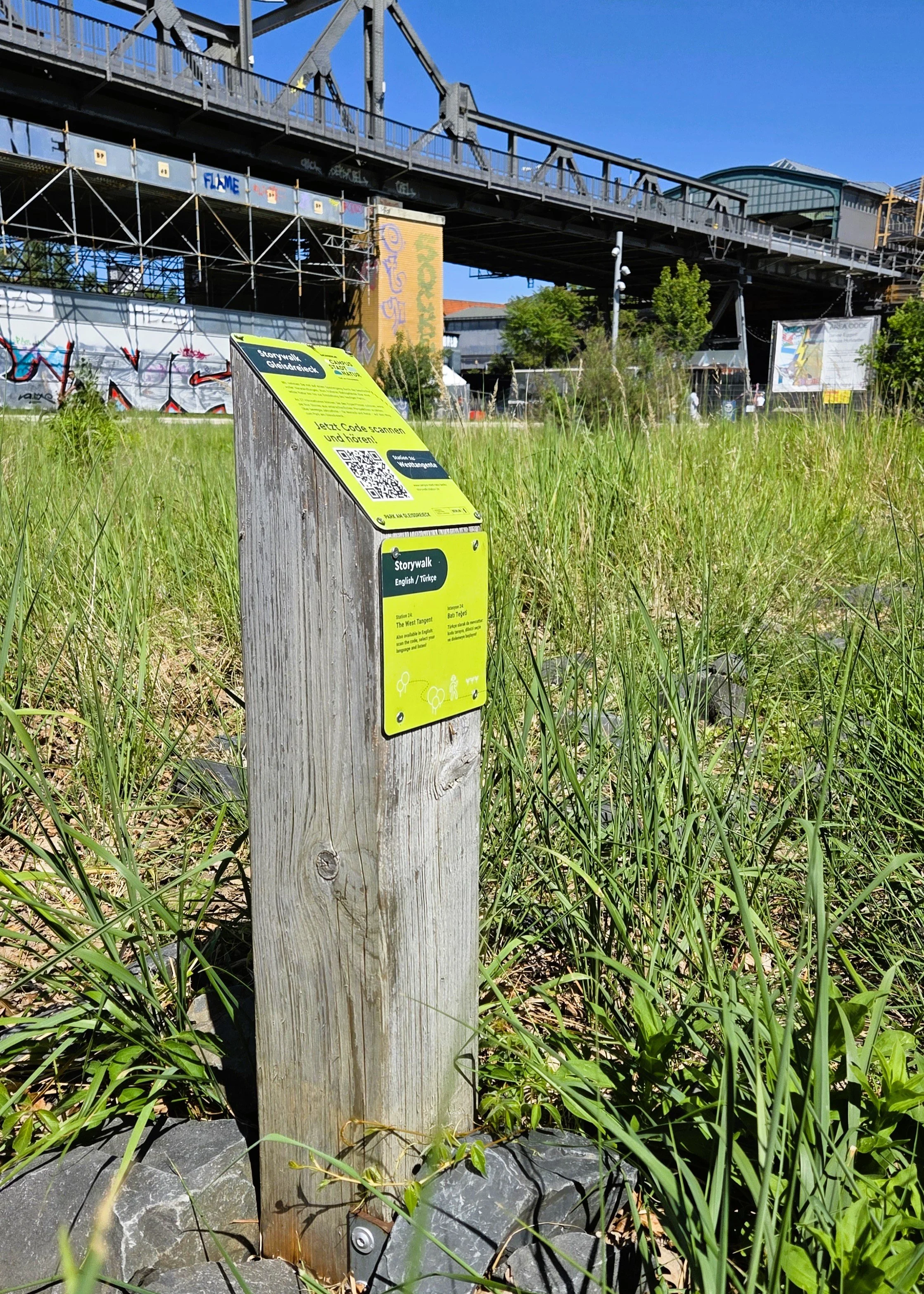Auf dem Rad im Park am Gleisdreieck – die schönsten Parks in Berlin, Infostele im Park