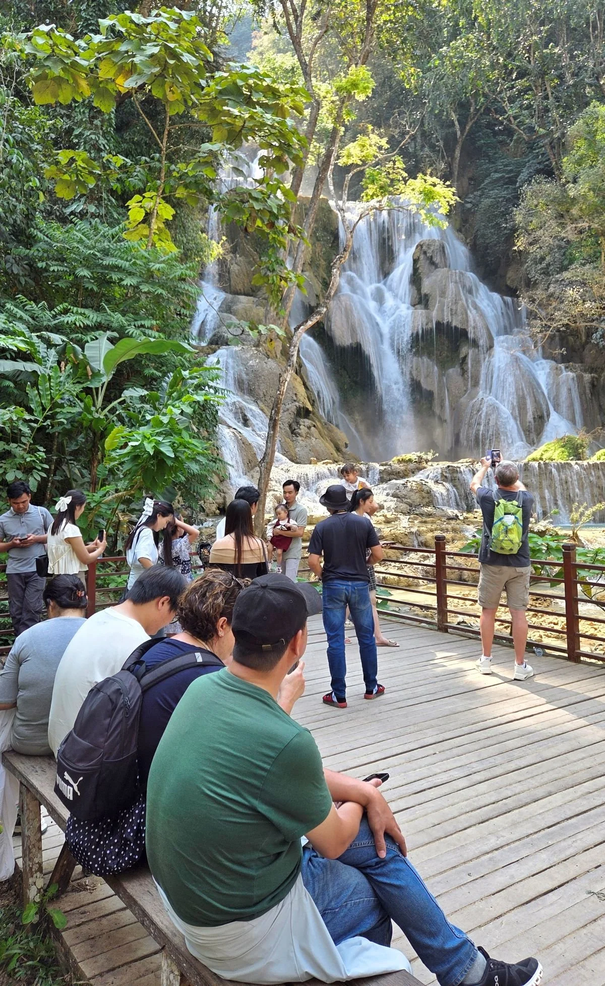 Laos - Rundreise auf eigene Faust - Touristen auf Plattform vor Wasserfal Kuang Xi bei Luang Prabang