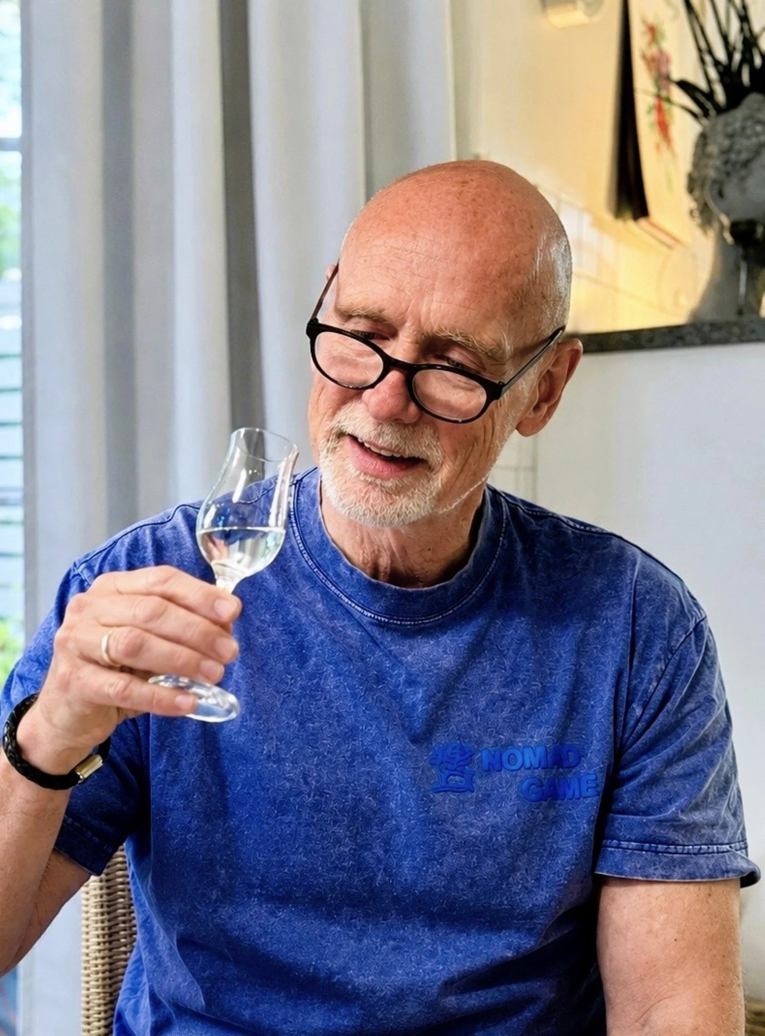 Gin-Tasting, Raven Hills, Mann beim Trinken