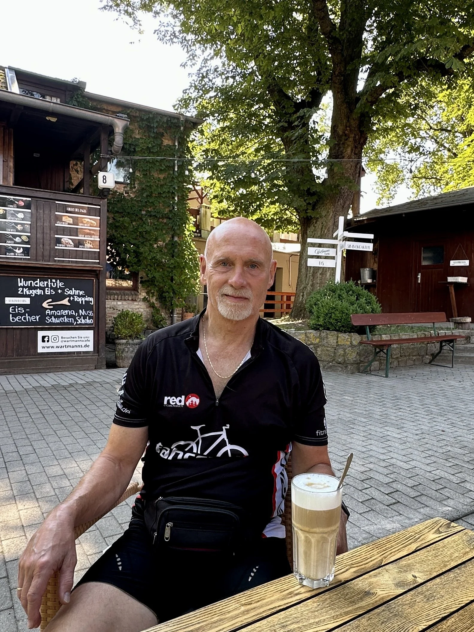 Berliner Mauerweg mit dem Fahrrad, Mann mit Latte Macchiato