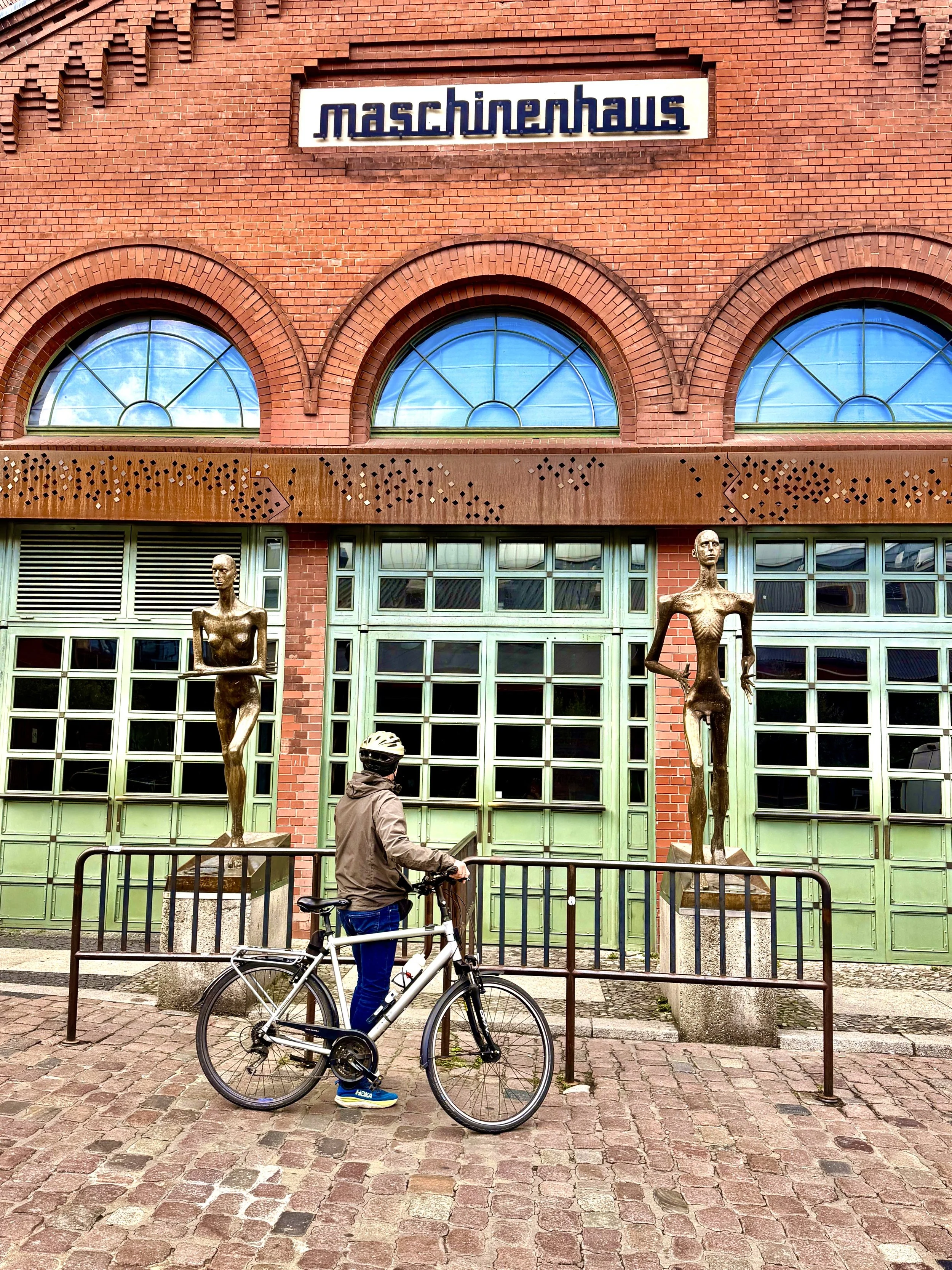 Berliner Bezirke mit dem Fahrrad erkunden, Mann vor dem Maschinenhaus in der Kulturbrauerei