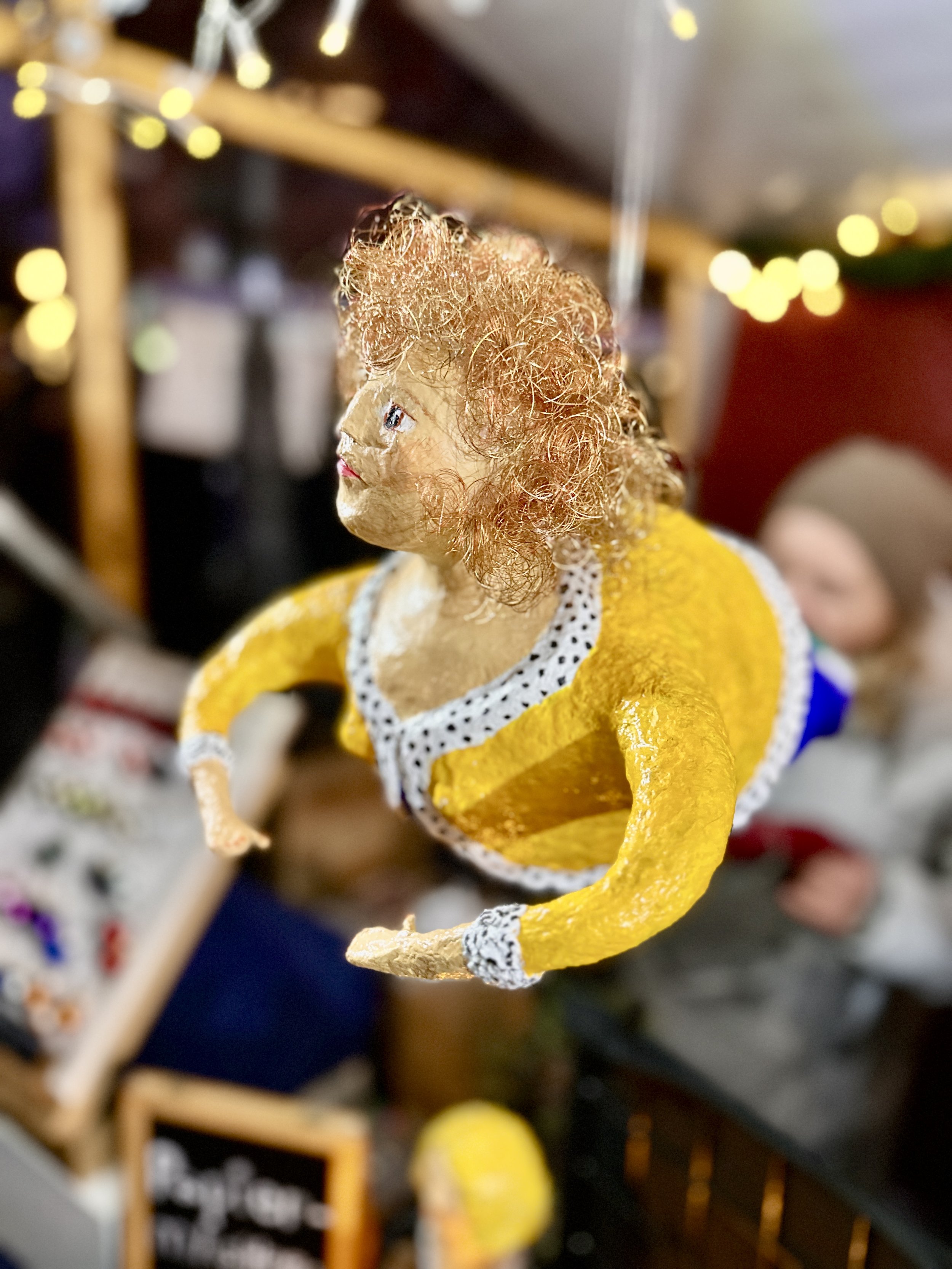 Weihnachtsgruß 2025, Advent-Künstlerstation am Mexikoplatz, Weihnachtsmarkt, dicker Engel mit goldenen Haaren