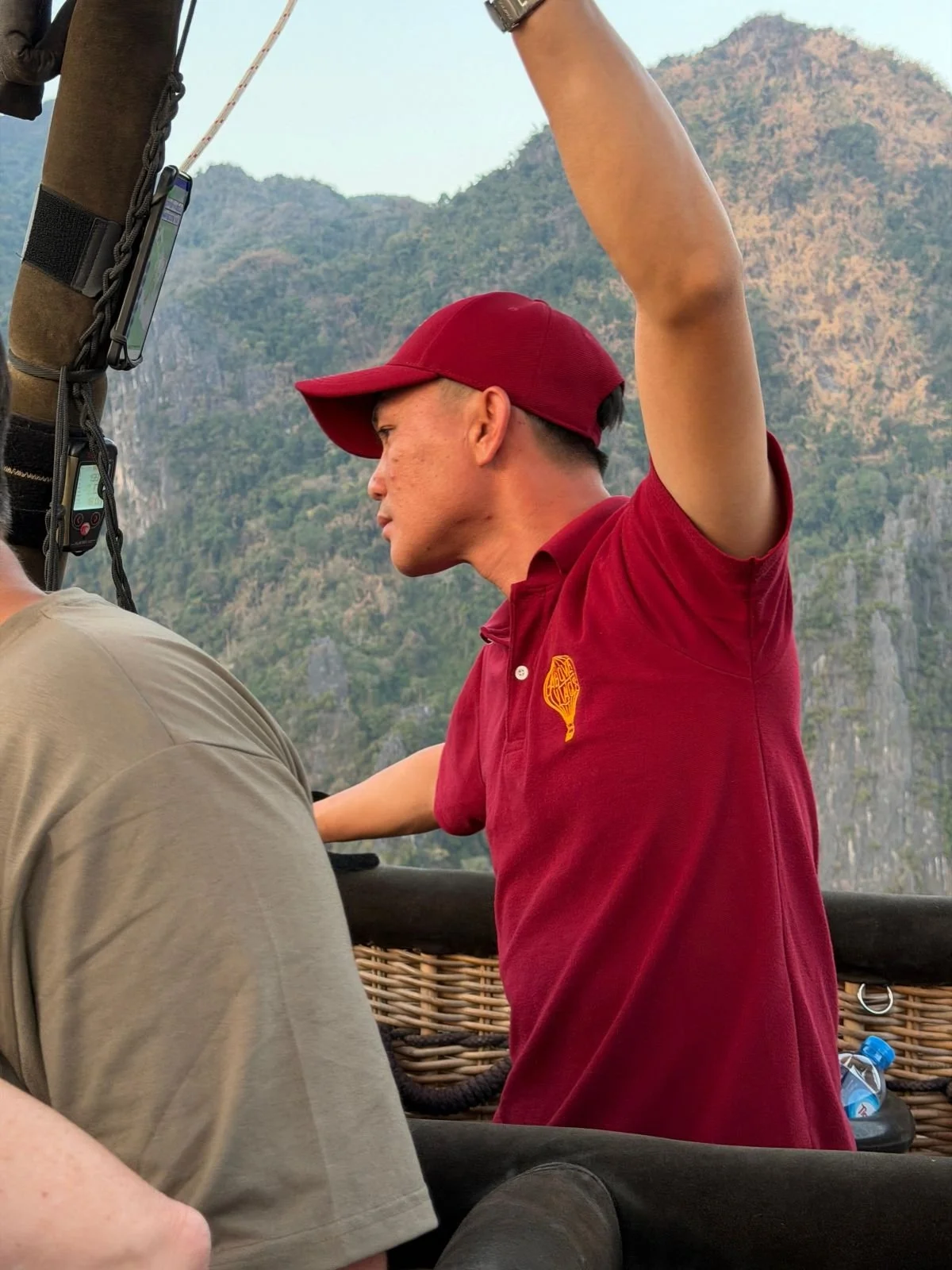 Laos - Rundreise auf eigene Faust - Kapitän im Heißluft-Ballon bei Vang Vieng