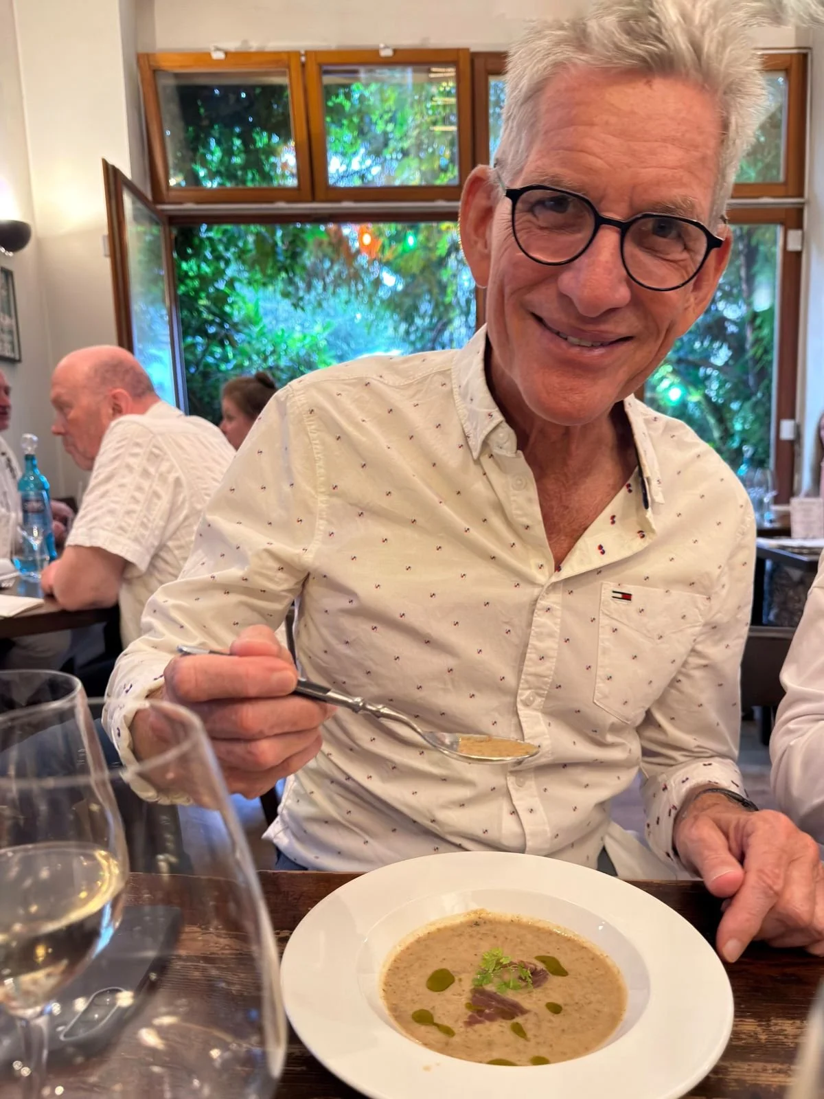Morgenpost-Menü August 2026 -Fjord Mann löffelt Pfifferling-Suppe