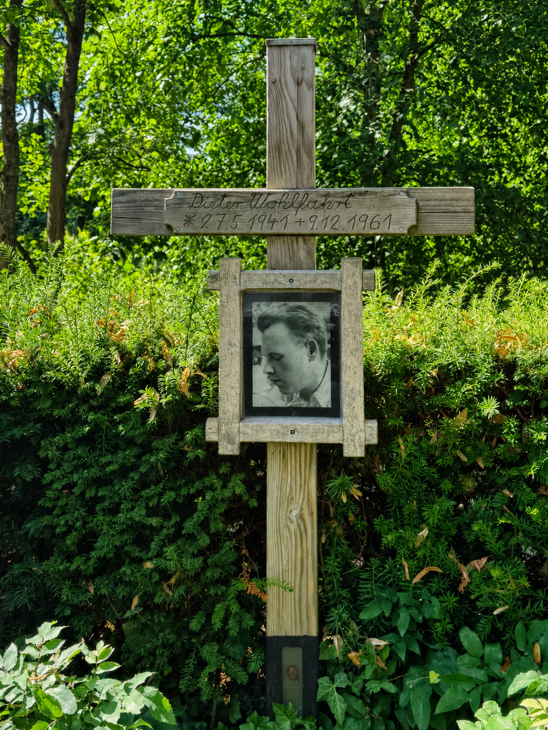 Berliner Mauerweg mit dem Fahrrad, Gedenkstätte mit Kreuz