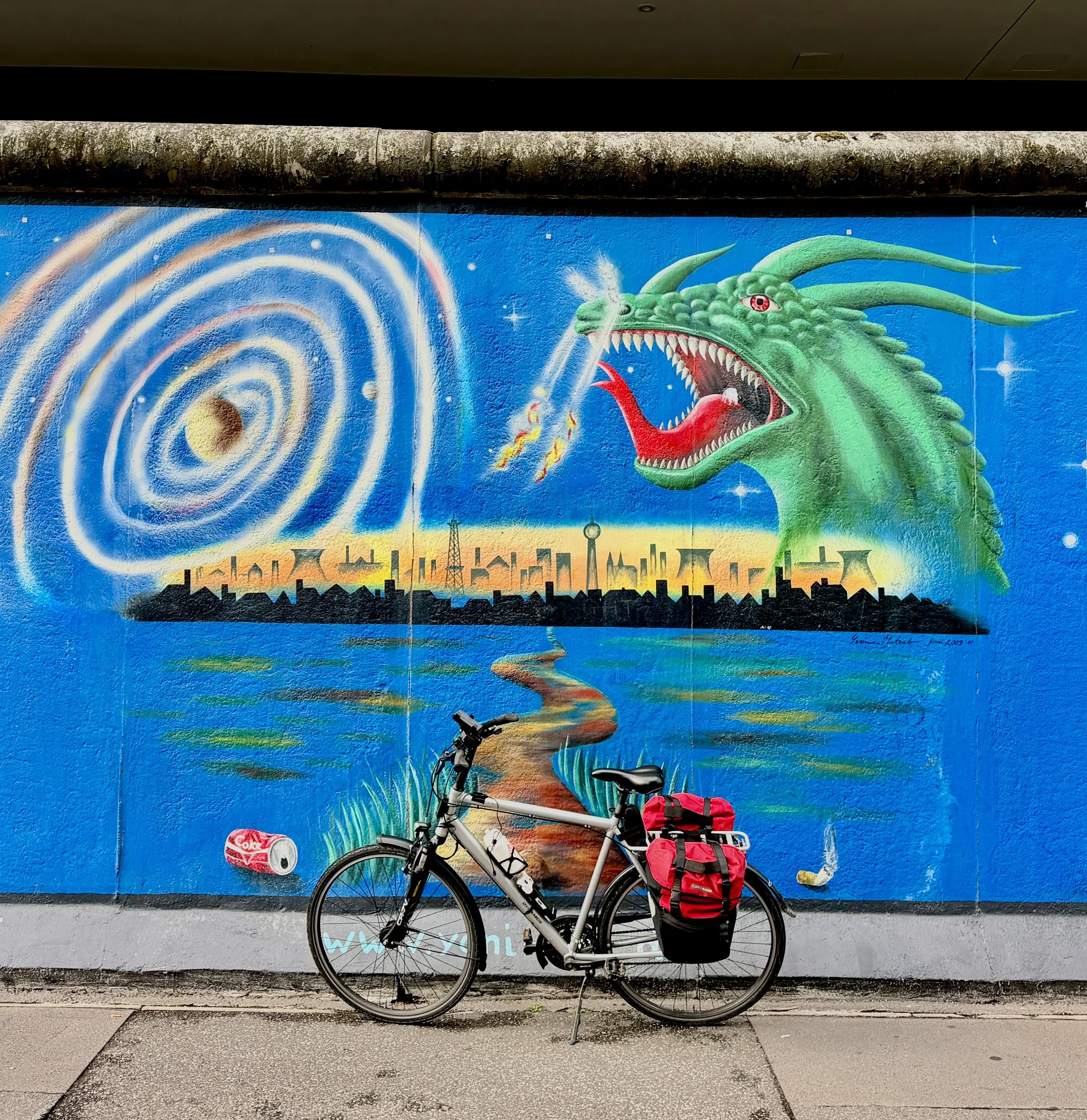 Berliner Mauerweg mit dem Fahrrad, Yvonne Matzat (Yoni) – Berlin bei Nacht, East Side Gallery, Berlin,  ,,