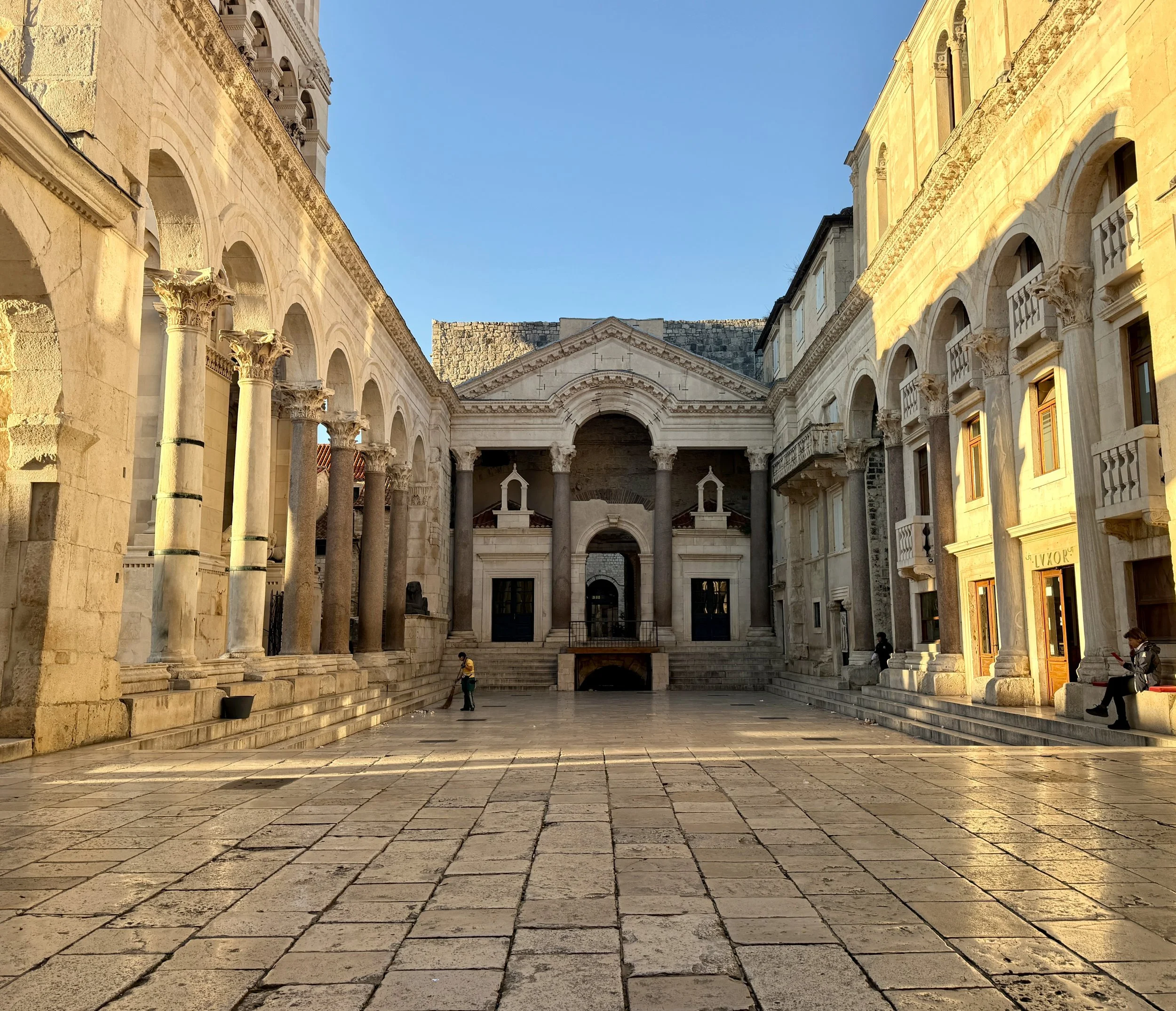 Split Reisebericht, Menschenleerees Peristyl im Palast Deokletian in Split