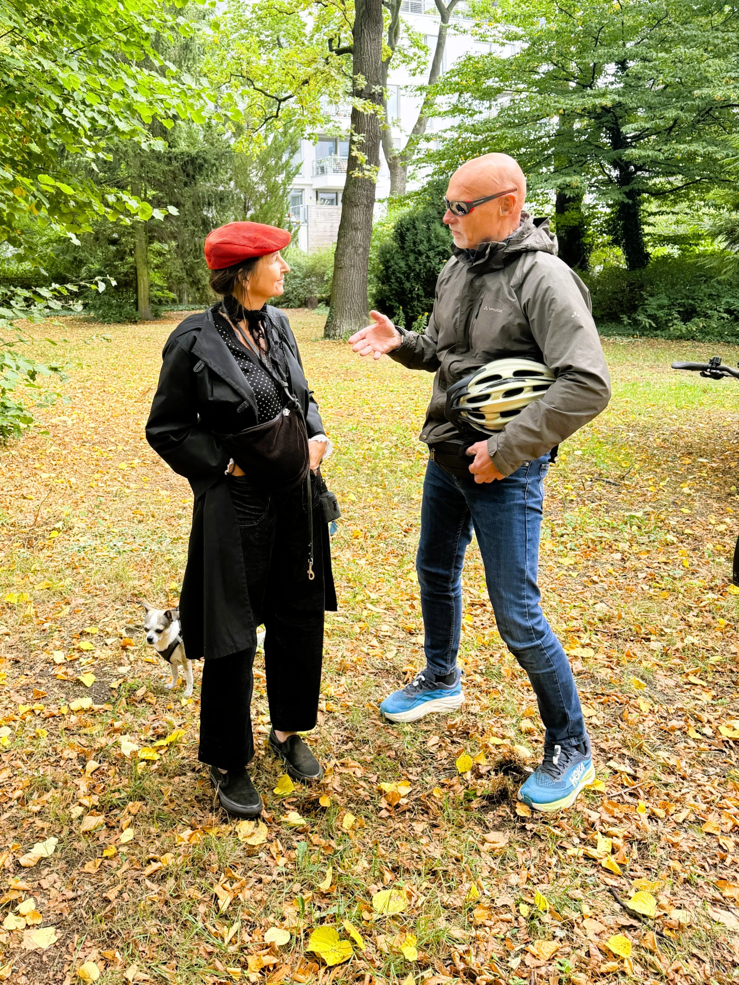 Berliner Bezirke mit dem Fahrrad erkunden, Mann und Frau mit Hund im Park